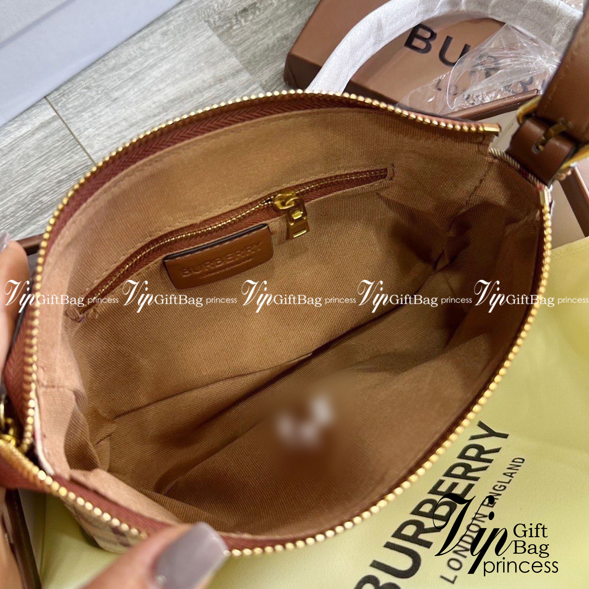 Burberry Vintage Bag / Burberry Nova Check Small Shoulder Bag พร้อมส่งที่ไทย กระเป๋าสะพายไหล่ Vintage Check ที่ถือว่าเป็นสัญลักษณ์อันเก่าแก่ของแบรนด์ ภายในเป็นช่องโล่งกว้าง และมีคุณสมบัติการใช้งานที่ครบครัน