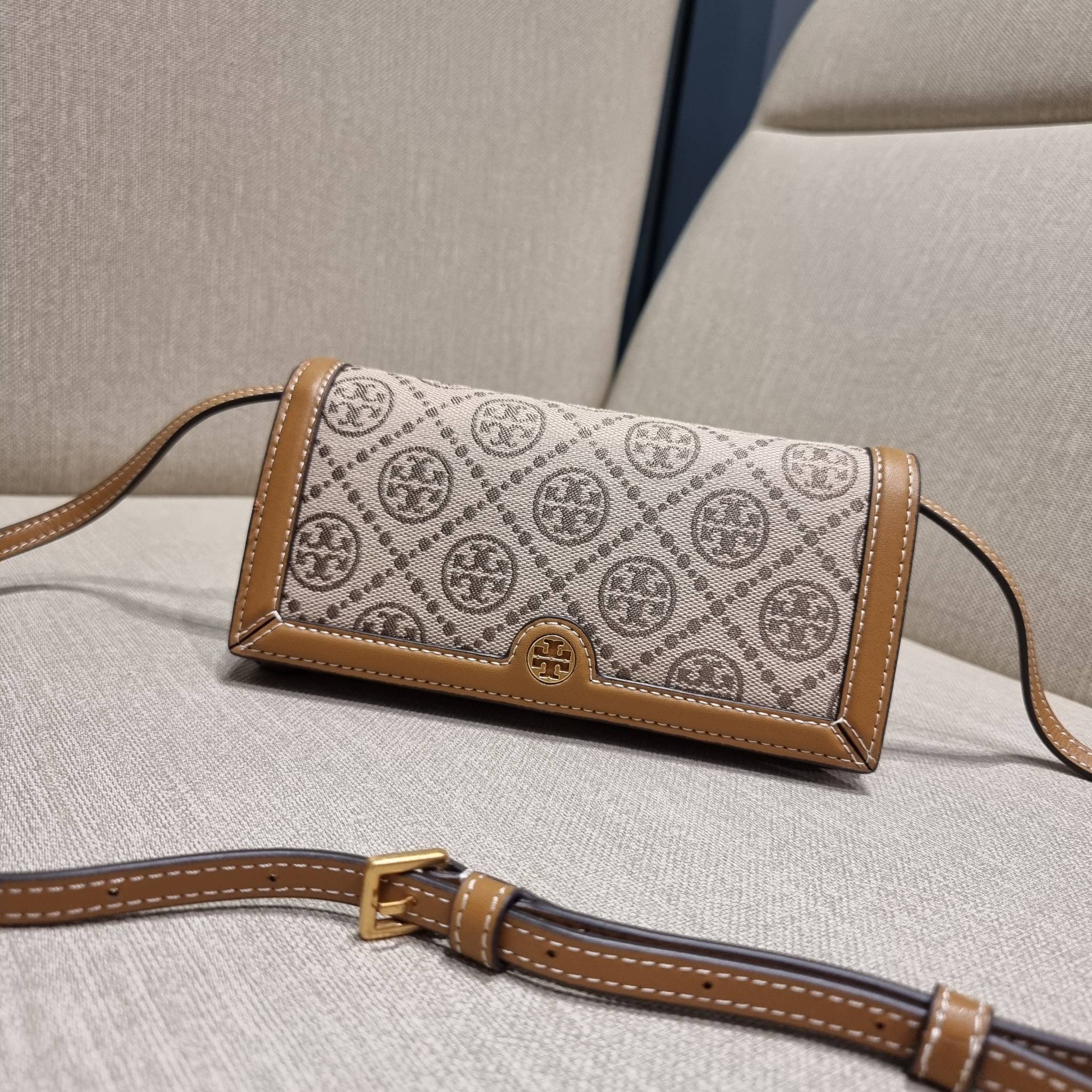 TORY BURCH T MONOGRAM JACQUARD CROSSBODY WALLET best seller ของคอลเลคชั่นนี้ ต้องไม่พลาด กับกระเป๋าสะพายกึ่งกระเป๋าสตางค์ ที่ช่วยให้ชีวิตง่ายขึ้น วัสดุผ้า jacquard ตัดสลับหนังแท้ เปิด-ปิดแบบฝาปิดแม่เหล็ก ภายในใส่ธนบัตรได้ มีช่องใส่บัตร และยังมีช่องซิปอีกด