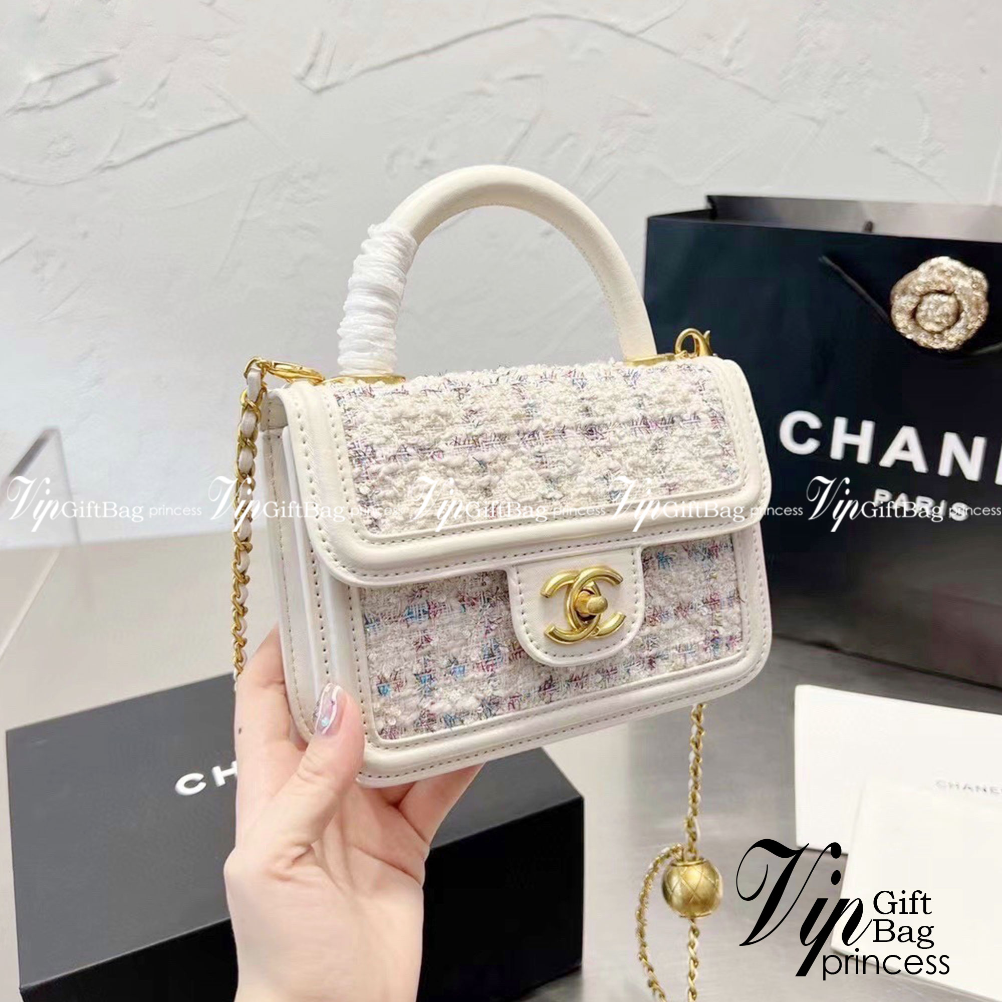 Chanel tweed mini flap bag / Chanel mini top handle กระเป๋าสะพายงานผ้าทวิตเอกลักษณ์เฉพาะของแบรนด์ งานสวยเป๊ะ มาพร้อมสายยาวถอดออกถือสวยๆเริ่ดๆ คิวท์มาก!! ดีเทลน่ารักเพียบ!!