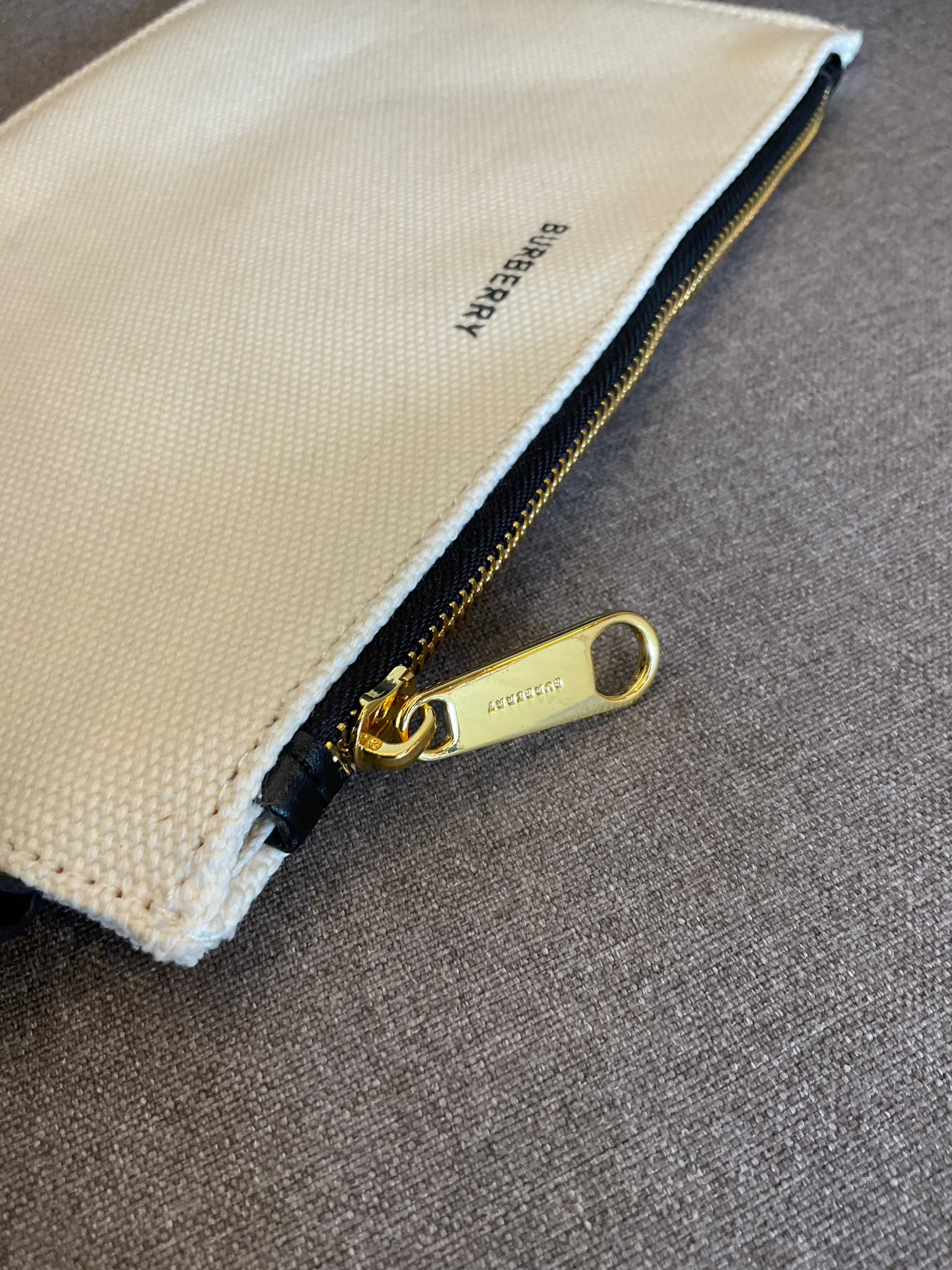 BURBERRY FRAGRANCES TOTE BAG พร้อมส่งรุ่นใหม่!! BURBERRY LARGE LONDON TOTE BAG IN WHITE / Burberry Canvas Logo Tote Bag กระเป๋าสะพายไหล่ทรงช้อปปิ้ง ทรงคลาสสิค ฮิตตลอดกาล ตัวกระเป๋าวัสดุหนังผ้าแคนวาส