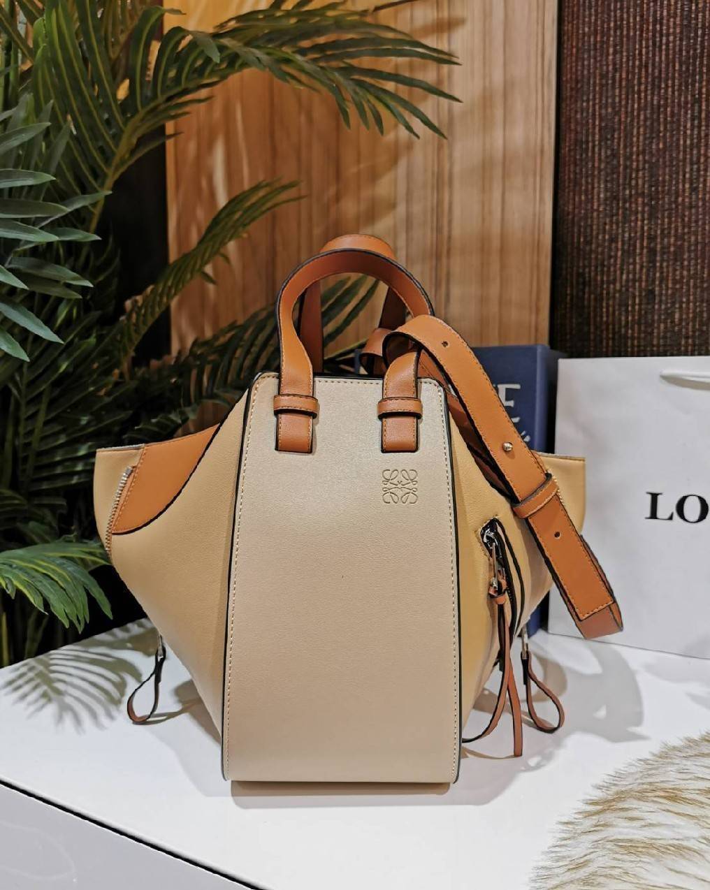 LOEWE Hammock Small leather and canvas LOEWE HANDLE & SHOULDER BAG GIFT WITH PURCHASE (GWP) กระเป๋าถือหรือสะพายหนังแท้พรีเมี่ยมกิ๊ฟ Limited จาก LOEWE PERFUME DUTYFREE รุ่น Rare items สุดๆวัสดุหนังแท้ Calfskin หนังสวยดีไซน์มีเอกลักษณ์ ใบใหญ่กำลังดี น้ำหนัก