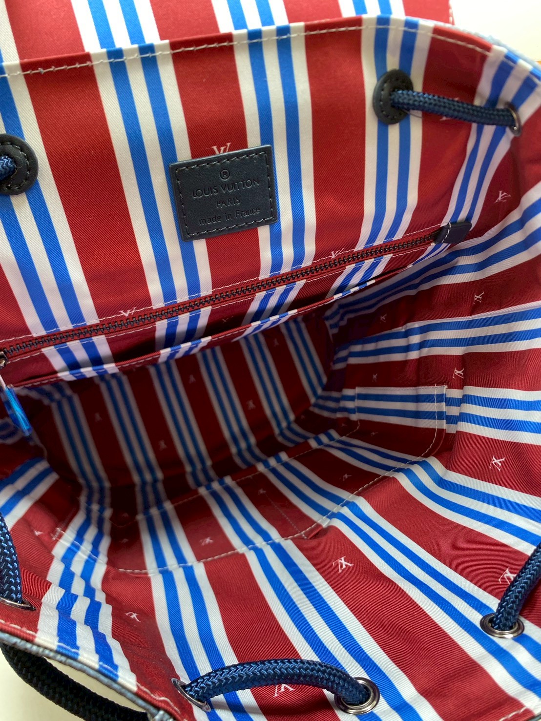 VIP หนังแท้ | LV Christopher MM Backpack กระเป๋าสะพายหลังรุ่นใหม่รังสรรค์จาก Monogram Heritage แคนวาสในสีสันที่ได้แรงบันดาลใจจากการท่องโลกผ่านผืนน้ำและเรือเดินสมุทรสุดหรู