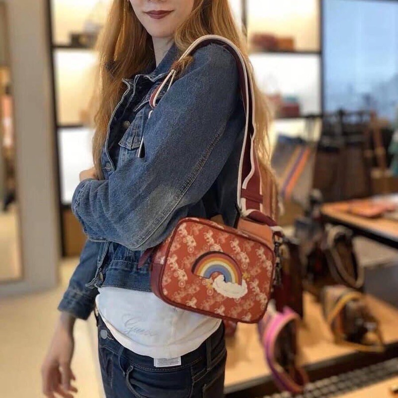 COACH Camera Bag 26, rainbow-red pattern COACH Camera Bag 16 With Horse And Carriage Print and Heart OXBLOOD (F79369 F88264) 🍁น่าใช้มากมาย รุ่นนี้มาพร้อมสายสปอร์ตใหญ่ ถอดเก็บได้ ปรับระดับได้ หนาแน่น ทนทาน จุของได้เยอะพอสมควร //วัสดุแคนวาส