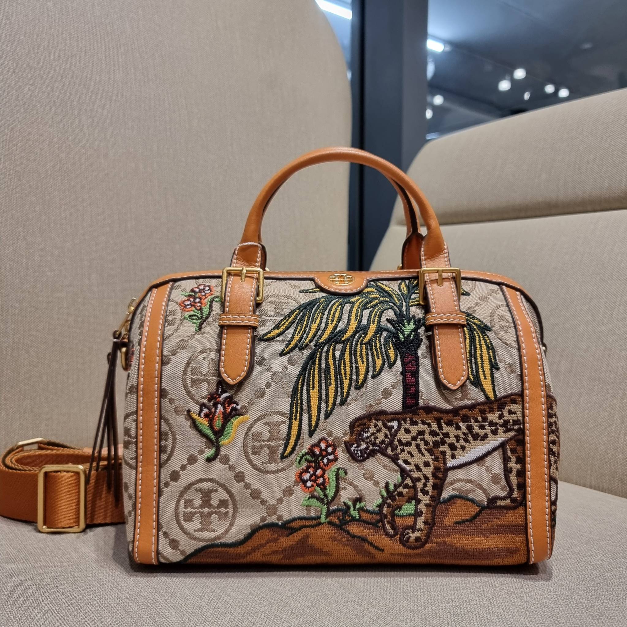 TORY BURCH T MONOGRAM JACQUARD EMBROIDERED DUFFLE คอลใหม่ล่าสุด สวยพร้อมเสิร์ฟแบบไม่ต้องรอพรีฯ ลายโมโนแกรมสุดคลาสสิคที่ถูกดีไซน์รังสรรค์ด้วยงานปักสุดชิค น่าใช้ใจฟูแค่แรกเห็น!! วัสดุ jacquard woven สลับหนังแท้ หูจับในตัว และพร้อมไปเลยกับสายสะพายข้าง ที่จะถ