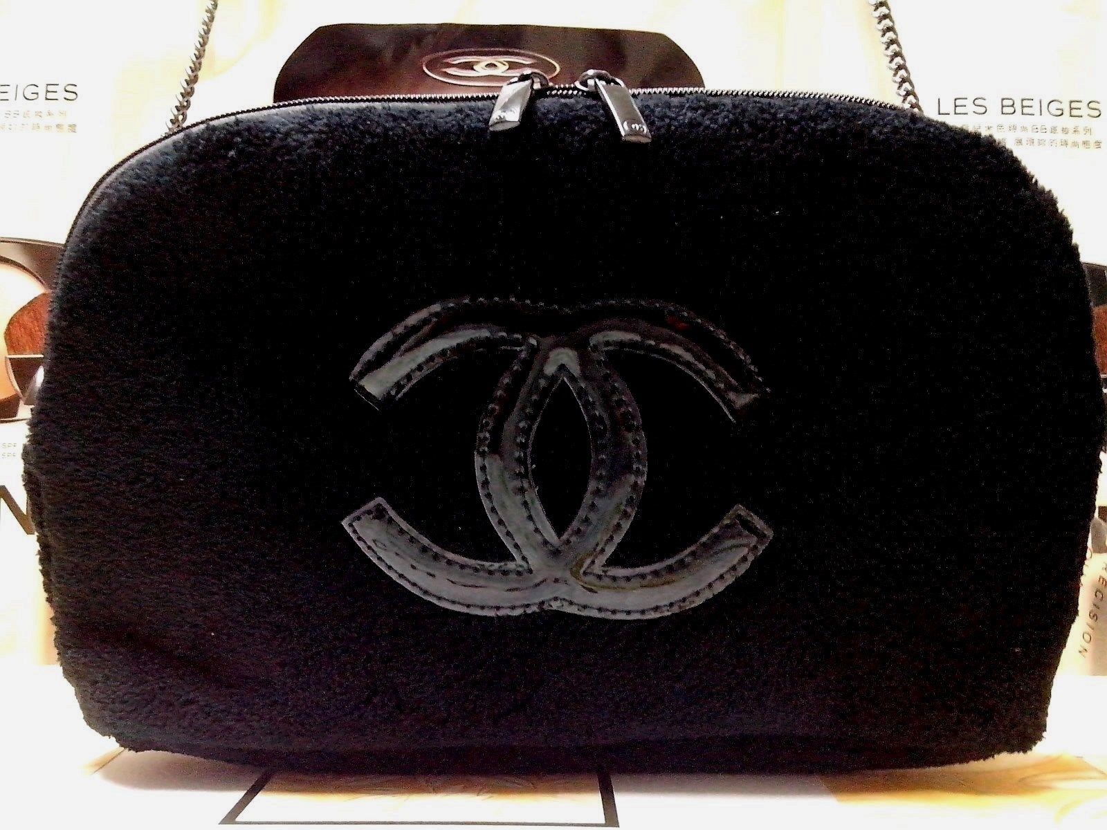 Chanel beauty VIP gift bag CC Patent Pouch กระเป่าสะพายผ้าขนสัตว์วูฟนุ่ม โลโก้ดำ สายถอดและปรับได้ หัวซิปปั้มโลโก้แบรนด์ มาพร้อมสายยาว ถอดสายได้ จะถือเป็นคลัทช์ก็สวย หรือใช้เป็นกระเป๋า Crossbody ใส่โทรศัพท์ตระกูล Plus ทั้งกระเป๋าสตางค์ได้สบายค่ะ