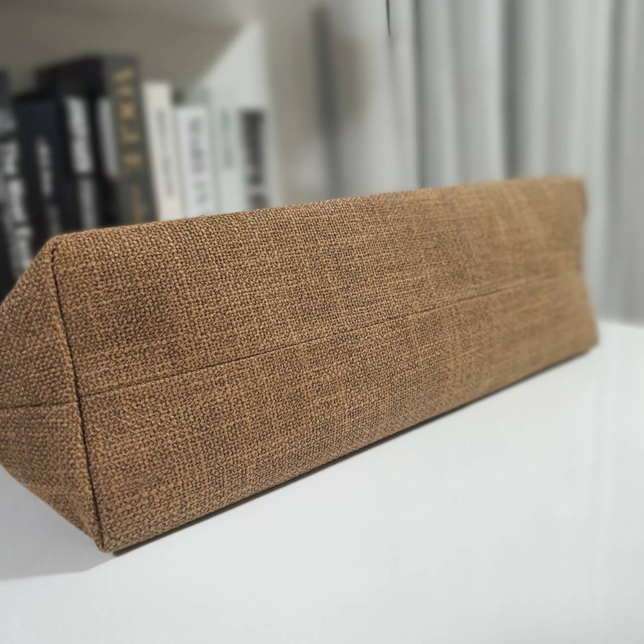 พร้อมส่งที่ไทยกับ CELINE TOTE BAG VIP GIFT WITH PURCHASE (GWP) พรีเมี่ยมกิ๊ฟ Limited Edition จาก PERFUME DUTYFREE COUNTER กระเป๋าสะพายทรง TOTE สุดชิค วัสดุผ้าแคนวาสเต็มใบสกรีนโลโก้แบรนด์ด้านหน้า ด้านในมีข่องใส่ของโล่งกว้าง ใส่ Notebooks ได้ พร้อมช่องซิปอี