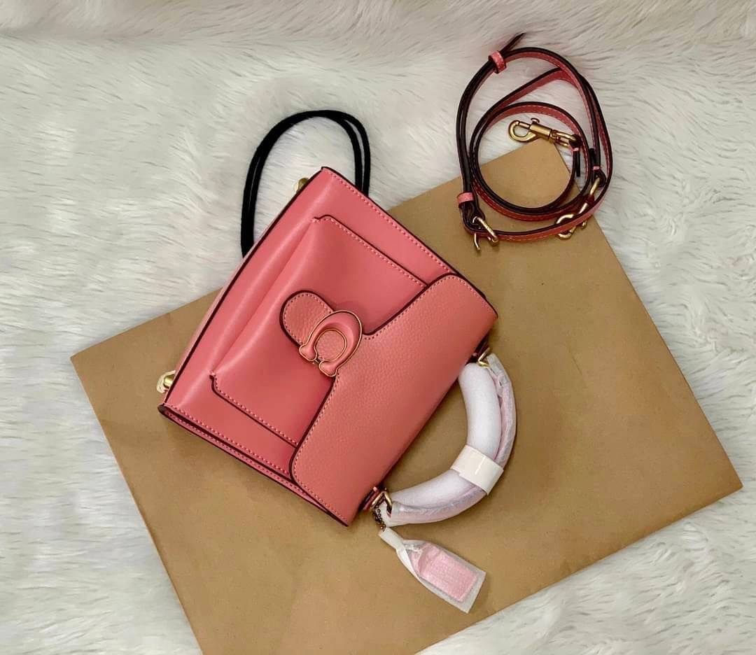 COACH TABBY TOP HANDLE 20 พร้อมส่งที่ไทยค่ะ! กระเป๋าหิ้ว//สะพายข้างได้ หนังแท้อย่างดี กหนึ่งใบทำหนังสองลายได้อย่างสวยงาม พร้อมโลโก้รุ่นใหม่ล่าสุดดูดีมากๆค่ะ เปิดปิดกระเป๋าแบบกดล็อค ภายในมีช่องหลักสองช่อง ใส่มือถือได้ทุกรุ่น;กระเป๋าเงินใบกลางได้;ของจำเป็นจ