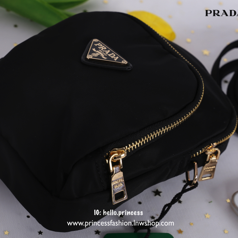 Prada Small Nylon Crossbody Bag สินค้า Premium gift จากเค้าเตอร์แบรนด์ต่างประเทศ แท้ 100% วัสดุไนล่อน คุณภาพดี น้ำหนักเบา อะไหล่ทอง สวย หรู น่าใช้มากเลยค่ะ มีช่องใส่ของ 2 ช่องซิป ด้านในใส่ของจุกจิก Iphone 8+ กระเป๋าสตางค์ใบสั้น ได้สบาย ซับในพิมพ์ลายแบรนด์