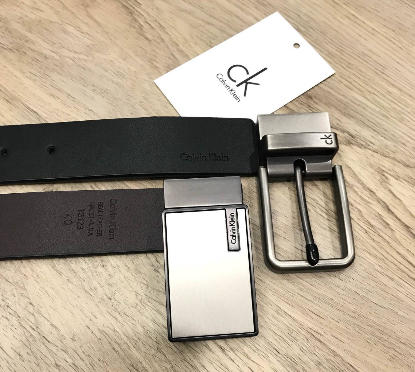 ห้ามพลาด! เซทสุดคุ้ม! ซื้อ1ได้ถึง2! CALVIN KLEIN REAL LEATHER BELT VALUE PACK Limited Edition เข็มขัดหนังแท้ พร้อมหัวเข็มขัด2แบบคุณภาพดีตามแบบฉบับของแบรนด์ สายเข็มขัดสามารถกลับด้านใช้ได้ทั้งสีดำและสีน้ำตาลเหมือนมี2เส้น2หัวสลับใช้ได้ไม่จำเจ มาพร้อมถุงกระดา