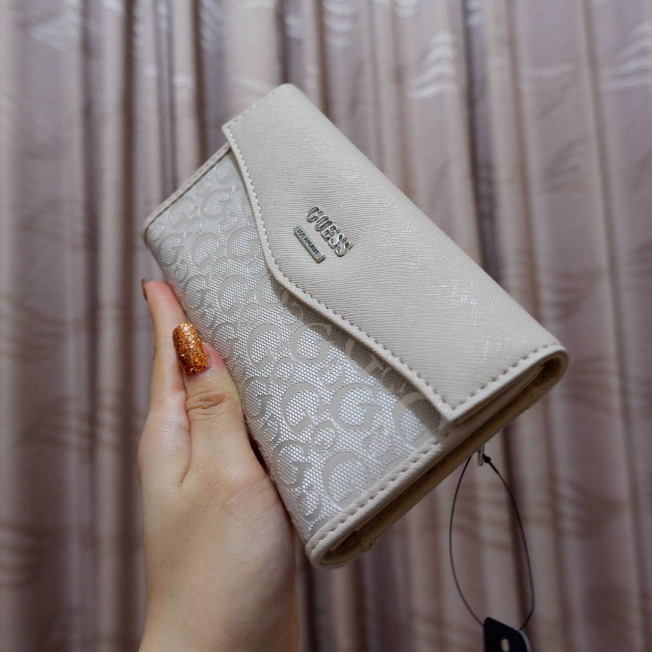 GUESS FACTORY WOMEN'S WALLET กระเป๋าสตางค์ใบยาว3พับดีไซน์สวยรุ่นใหม่ล่าสุดวัสดุหนังนิ่ม ปั๊มลายคมชัด ด้านหน้าประดับโลโก้แบรนด์สวย เปิดปิดด้วยฝาบนเปิด/ปิด ภายในมีทั้งช่องใส่รูป ช่องใส่ธนบัตร แบงก์พัน และช่องใส่บัตรหลายช่องแยกเป็นสัดส่วน ภาพถ่ายจากสินค
