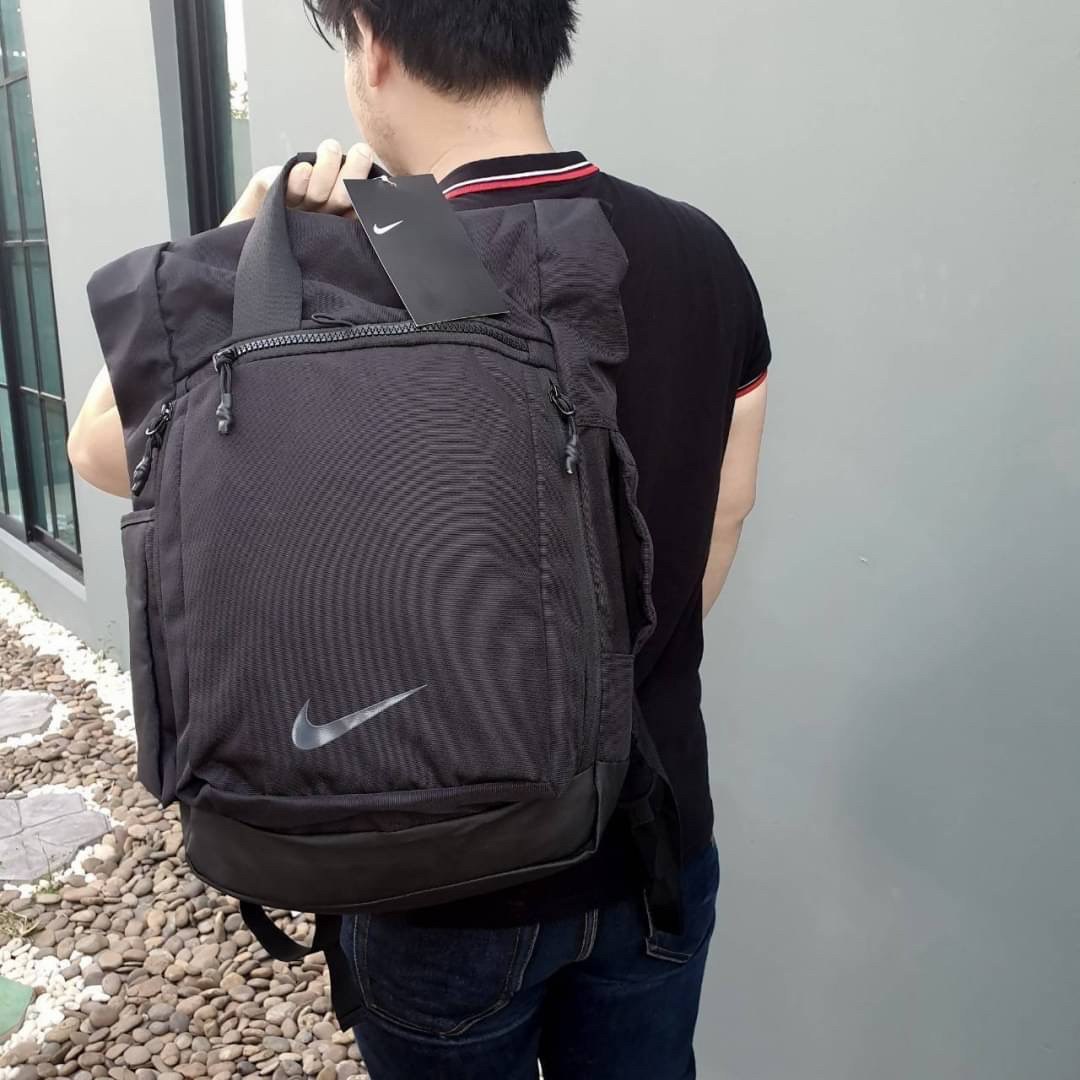 กระเป๋าเป้ใบใหญ่ Nike อะไหล่สีดำด้านหน้ามีโลโก้แบรนด์สีดำทั้งใบ ด้านหน้ามีช่องซิปใหญ่จุของได้เยอะมาก