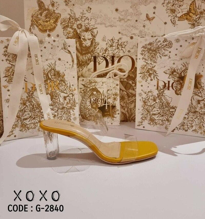 รองเท้างานสวม สไตล์รองเท้าแก้ว สวย โดดเด่น เปรี้ยว สีพื้น หนังสีสด คาดพลาสติกใสอย่างดี เนื้อนุ่ม ส้นพลาสติกแก้วใส แมทส์ชุดง่าย ใส่กับเสื้อผ้าได้หลากหลาย