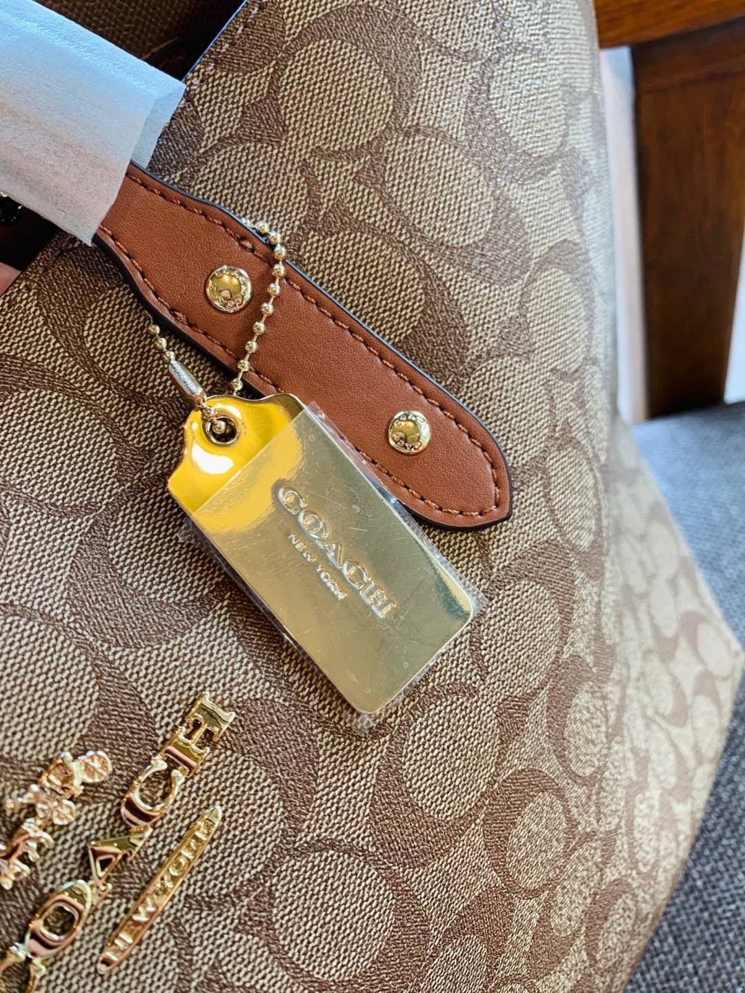 COACH TOWN TOTE SIGNATURE BAG((76636)) พร้อมส่งอีกครั้ง! กระเป๋าใบใหญ่หนังแท้ สวยงามค่ะ ป้ายอะไหล่แบรนด์แบบโลหะสีทองสวยหรูมากๆ เปิดปิดกระเป๋าแบบกระดุมแม่เหล็ก ใช้งานง่าย ภายในกว้างมากๆค่ะบอกเลย สาวๆที่สัมภาระเยอะหายห่วงค่ะ พร้อมช่องกระเป๋าซิปให้ใส่มือถือห