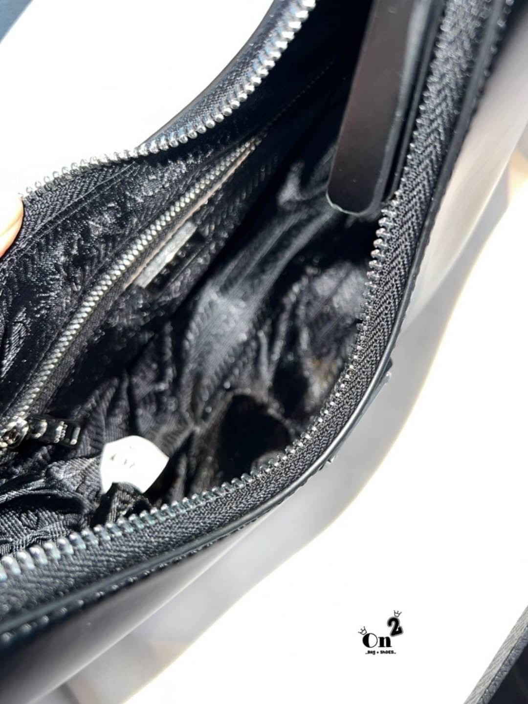 PRADA LEATHER HANDBAG กระเป๋าสะพายไหล่ดีไซน์เก๋และมาแรงมาก สาวๆติดแกลมต้องไม่พลาด สวยดูแพง หนังเงาหรูหรา