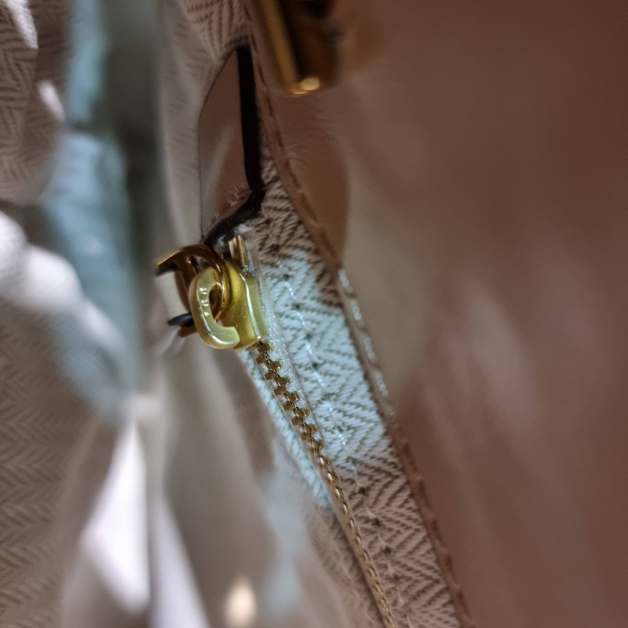 TORY BURCH KIRA CHEVRON TOTE กระเป๋าสะพายรุ่นที่ใครๆก็ต้องมี กับทรงโท้ทไซส์ใหญ่ ใช้ยังไงก็ดูหรู ดีไซน์เฉพาะตัว วัสดุหนังสัมผัสนิ่ม