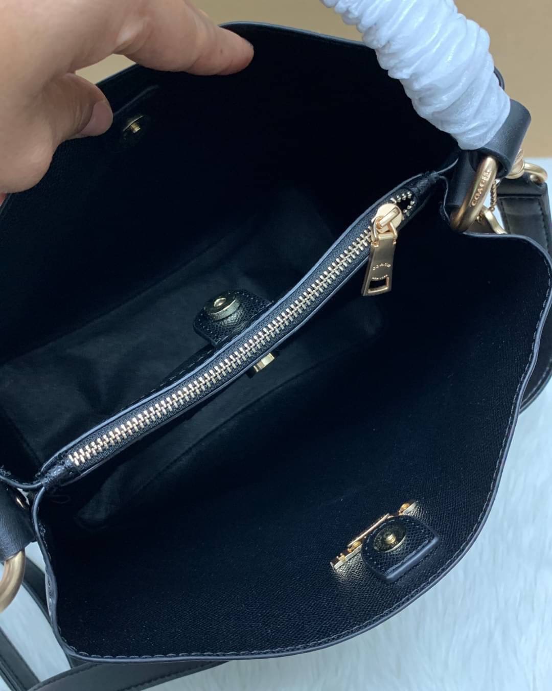 COACH TOWN BUCKET BAG WITH HORSE AND CARRIAGE PRINT ((2081-236)) 🔺กลับมาแล้ว ตามคำเรียกร้องค่ะ! กระเป๋าคล้องไหล่//สะพายข้างได้ วัสดุ pvc อย่างดี หนังนิ่มป่องพองตัวสวยงาม ลายรถม้าทั้งใบค่ะ ภายในกระเป๋าแบ่งเป็น2ช่องหลัก เปิดปิดแบบกระดุมแม่เหล็ก ภายใ