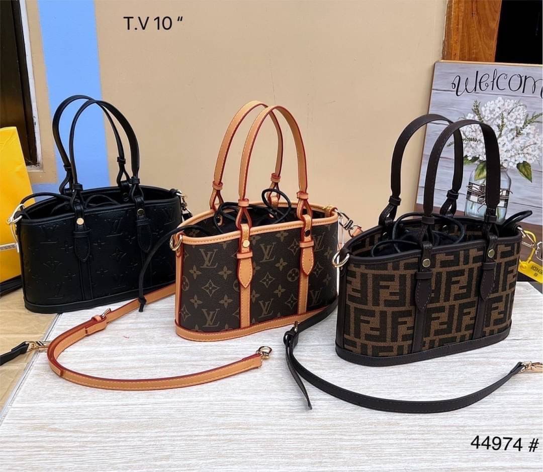 LV MINI TOTE / FF FENDI MINI TOTE รุ่นใหม่ล่าสุด คิ้วท์กว่าใคร! กับไอเท็มโมโนแกรมสุดฮิต กระเป๋าทรงโท้ทไซส์มินิ น่ารักน่าใช้มากๆ ให้คุณได้เพลิดเพลิน และคล่องตัวมากๆ ภายในโล่ง ใส่ของสำคัญได้ มาพร้อมสายสะพายที่ถอดออกได้ ใบนี้ตอบโจทย์ให้กับทุกไลฟ์สไตล์แน่นอน