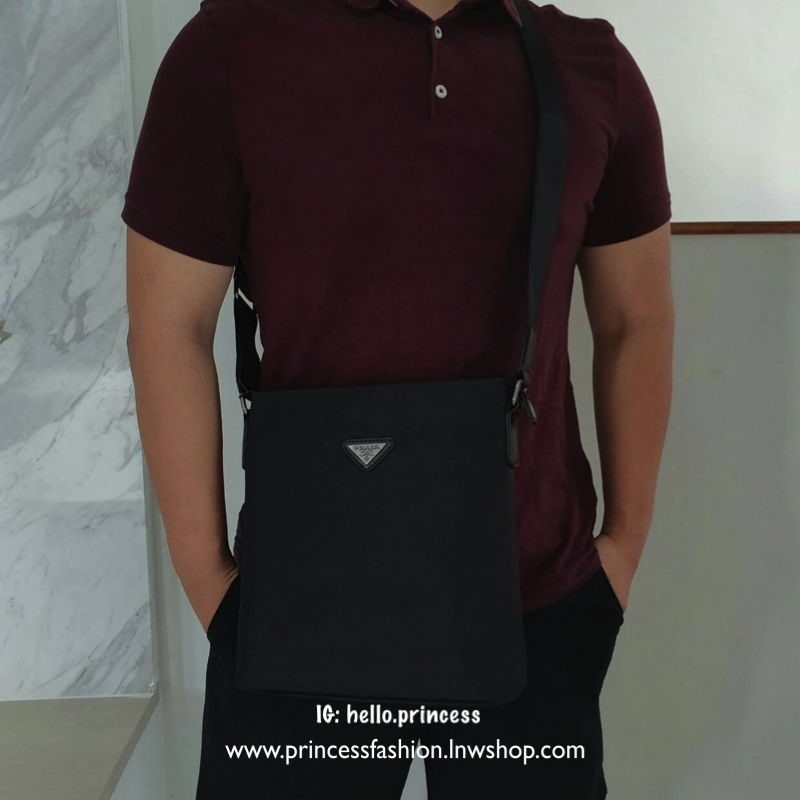 กระเป๋าผู้ชาย อเนกประสงค์ จากแบรนด์ PRADA วัสดุทำจากผ้า POLYESTER กันน้ำอย่างดี ขนาดกำลังดี จุของได้เยอะ ใส่Tabletได้ ใส่สมุดหนังสือได้สบาย โลโก้อะไหล่ลมดำ สวยหรูมากคะรุ่นนี้ อะไหล่สีเงิน มีช่องซิปด้านหลัง ภายในมีช่องซิปและป้ายหนังแบรนด์