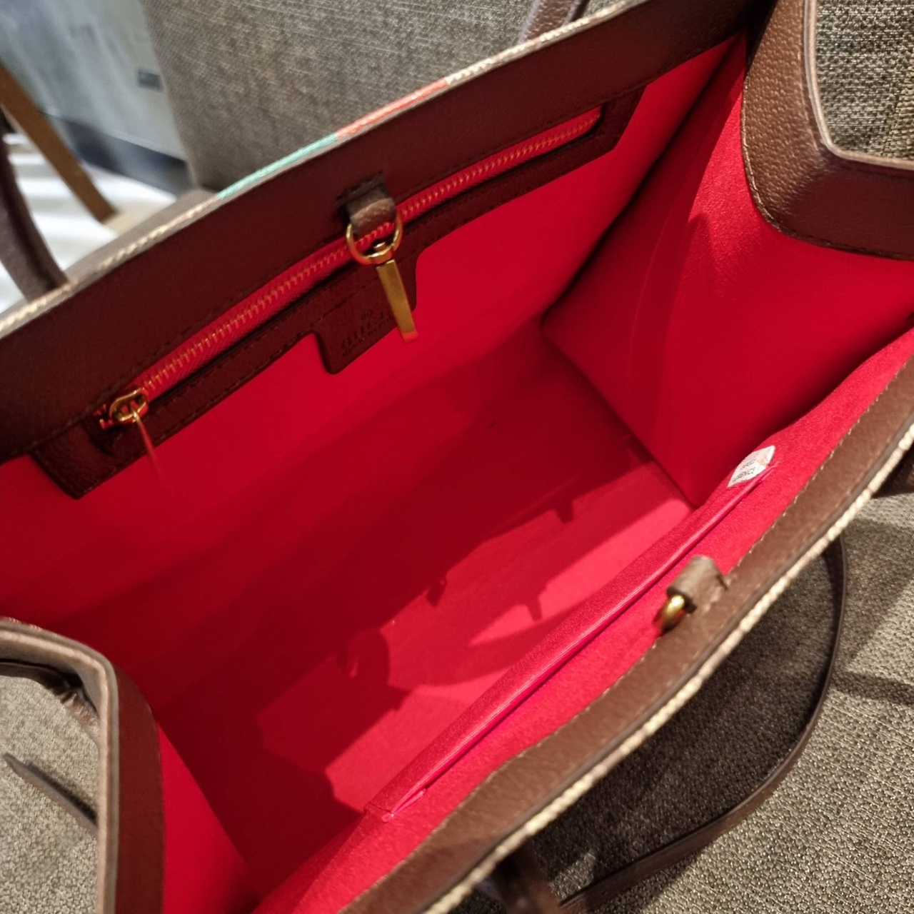 ไซส์ใหม่ กับรุ่นคอลแลบอีกหนึ่ง ที่ฮอตติดลมไม่เลิก!! Gucci×Balenciaga neo classic small bag กระเป๋าถือ/สะพายข้างที่โดดเด่นในสไตล์ที่ไม่ซ้ำ ไม่เกร่อ ดีไซน์มีกิมมิคและลูกเล่นแพรวพราว ทั้งหนังรูดซิป ทั้งหูจับ ทั้งความตกแต่ง มีดีเทลอัพราคาไปหมด วัสดุหนังแคนวาส