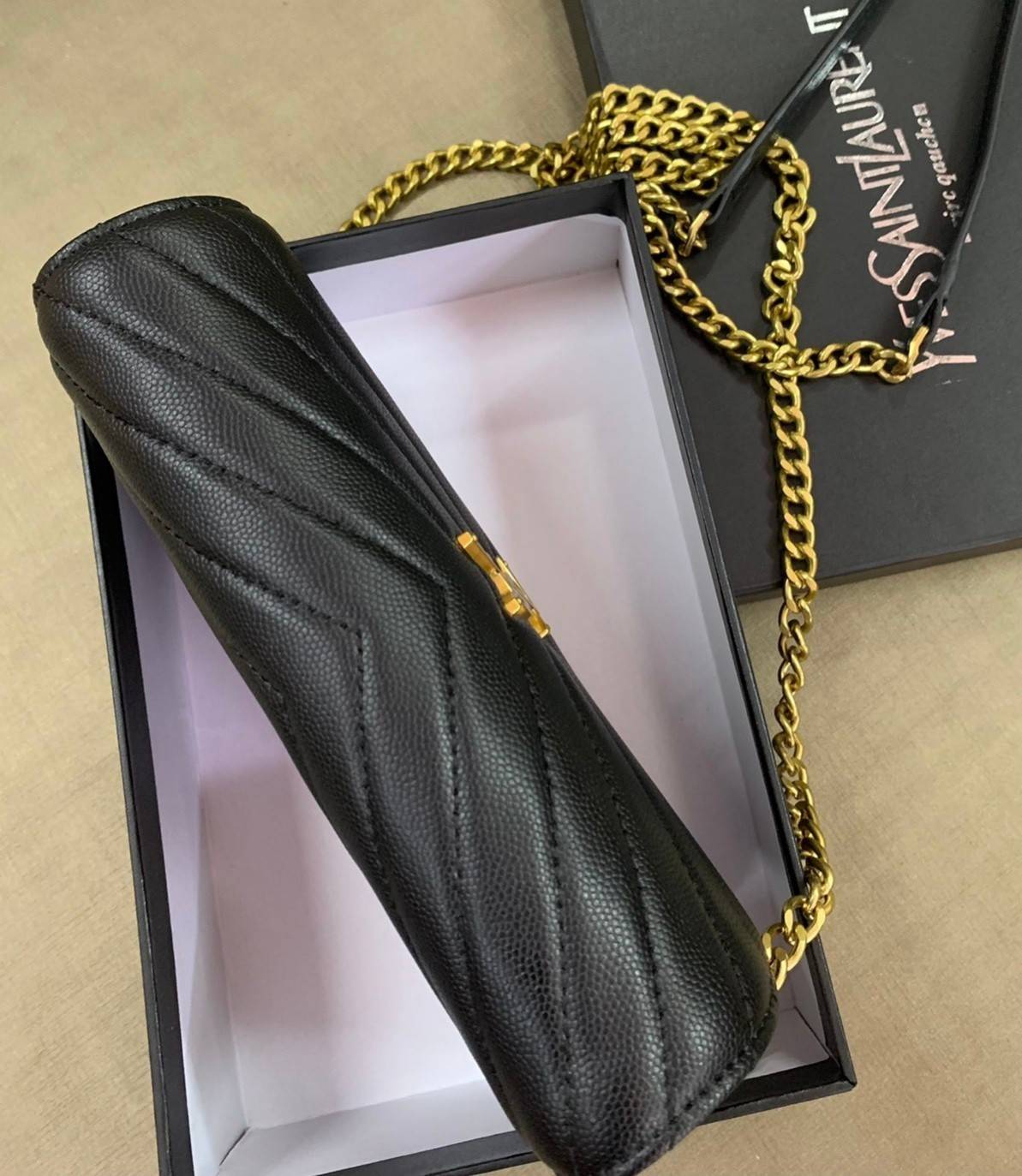 YSL Bag รุ่น Saint Laurent WOC VIP GIFT WITH PURCHASE (GWP) พรีเมี่ยมกิ๊ฟ Limited Edition จาก YSL รุ่นฮอตปรอทแตก วัสดุหนังแกะสังเคราะห์ หนังขึ้นรูปเงาสวย เป็นการดีไซน์กึ่งกระเป๋าสตางค์ ที่มาพร้อมสายสะพายยาว (เป็นสายโซ่ที่ต่อกับหนัง) สายถอดได้ (ปรับระดับไม