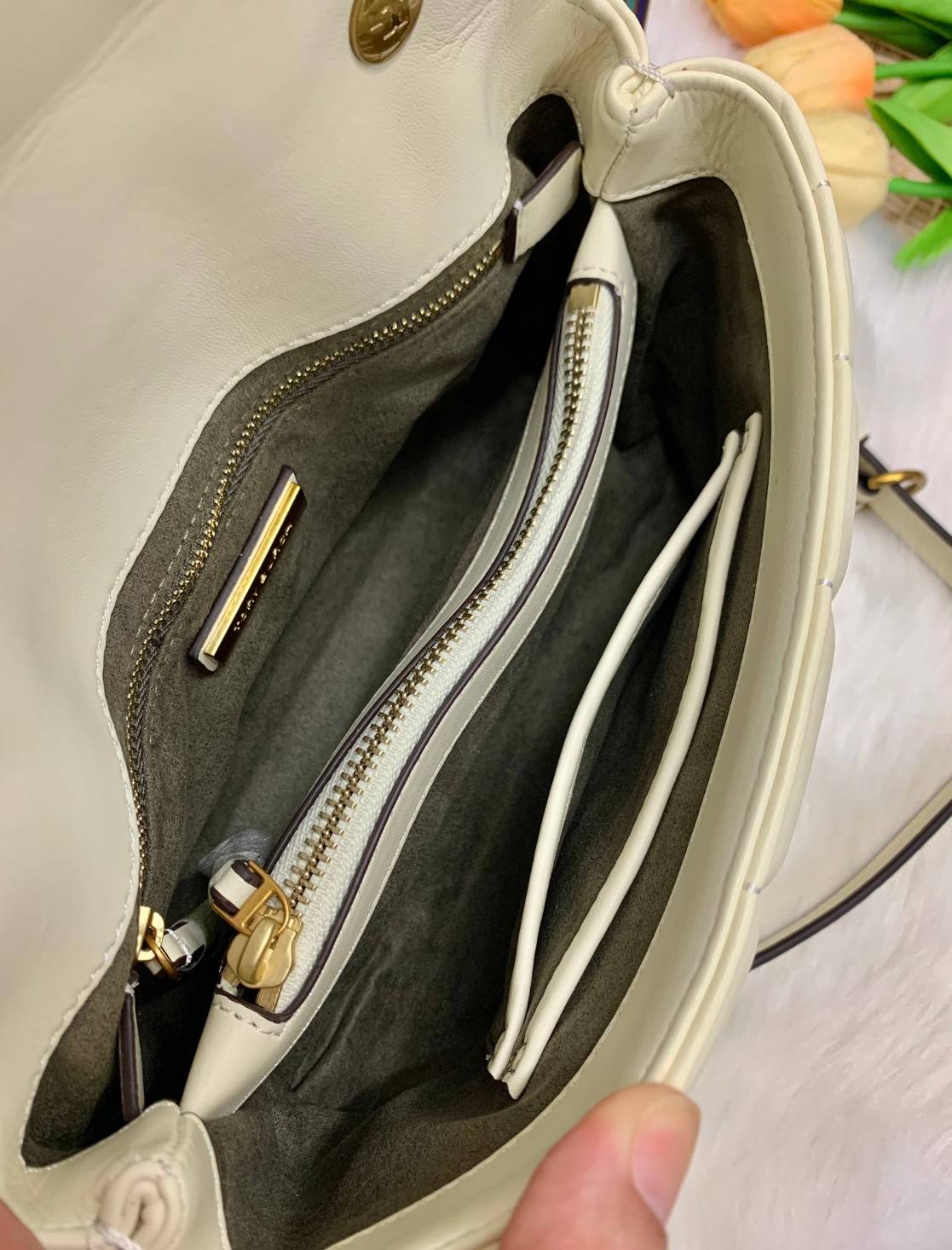 TORY BURCH KIRA QUILTED SMALL BAG พร้อมส่งที่ไทย ไม่ผิดหวังแน่นอนค่ะ! กระเป๋าหิ้วหรือสะพายข้างได้ วัสดุหนังแกะแท้ทั้งใบ ((หนังแกะจะมีคุณภาพดีเงานิ่มและแพงกว่าหนังวัวจ้า)) หนังนิ่มสวยงามมากๆค่ะ เปิดปิดกระเป๋าแบบหมุนล็อคแบบโลโก้แบรนด์ ใช้อะไหล่คลาสสิคดูหรูเ