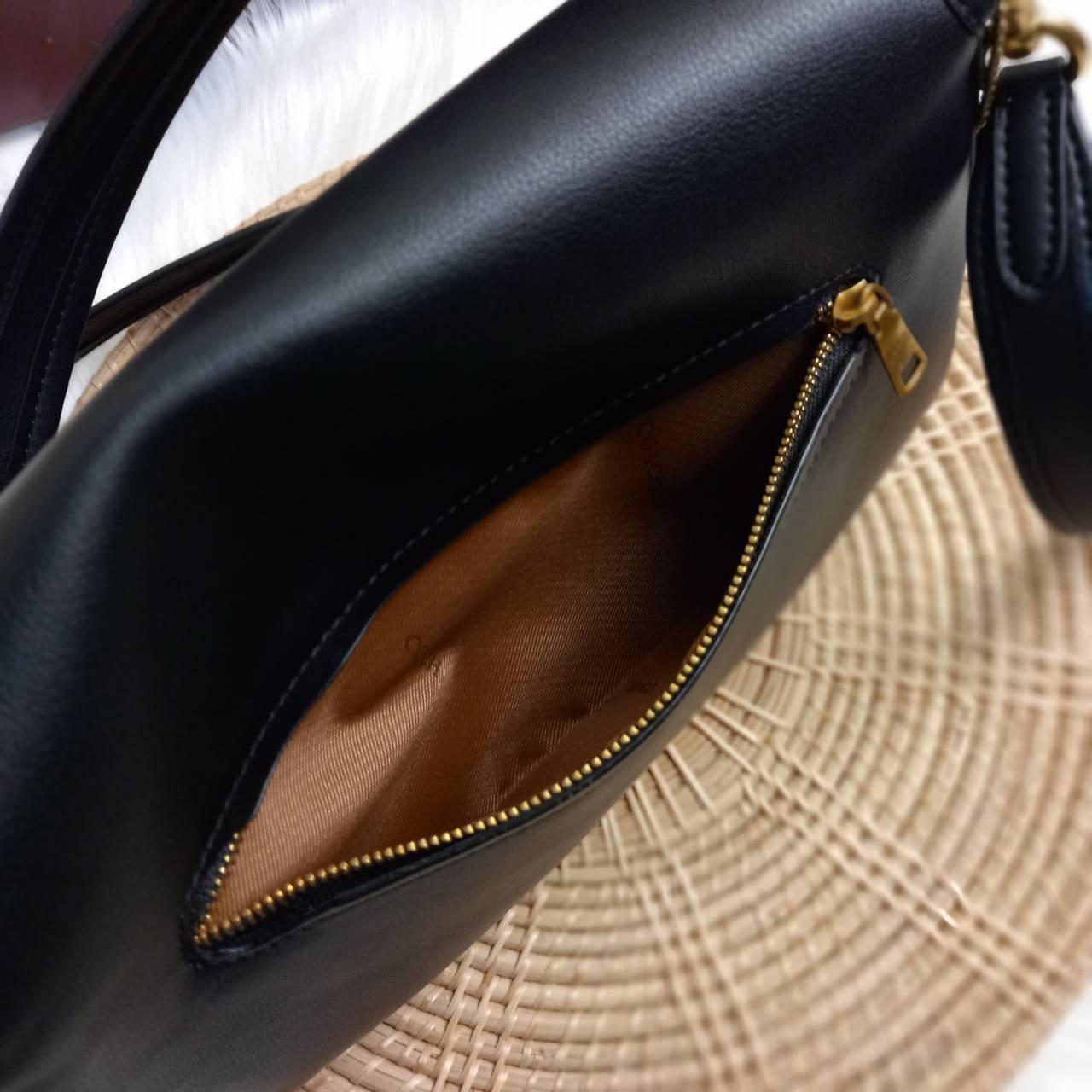 COACH SOFT TABBY SHOULDER BAG (C4823//C5261) กระเป๋าถือ กระเป๋าสะพาย ที่ใครๆก็เข้าถึงได้ หรูหรา คลาสสิค ลุคเรียบร้อย แต่ความสวยไม่น้อย! ดาเมจความลุคผู้ดีรุนแรงมาก!!เกินต้าน!!// วัสดุหนังแท้ทั้งใบ หนังเรียบ หนังนิ่มมากๆ อยู่ทรงสวยมากๆด้วย// ด้านในโล่งกว้าง