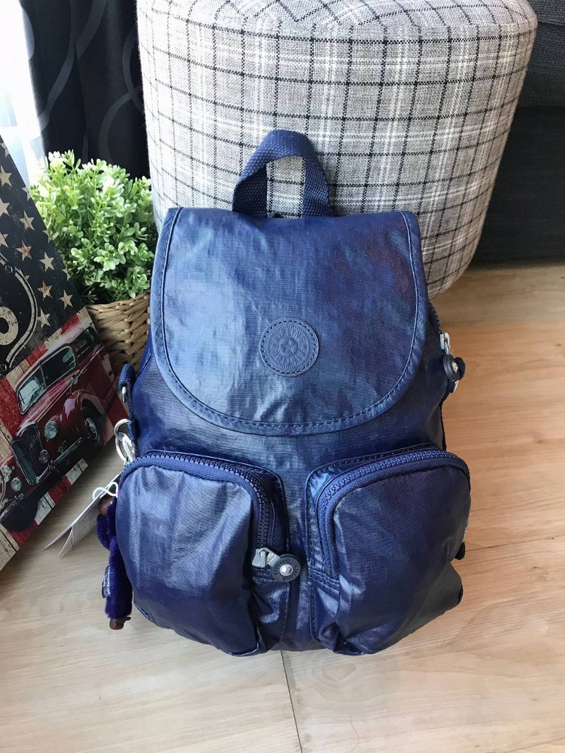 Kipling Basic Firefly Up Small Backpack กระเป๋าเป้/ สะพายข้าง 2 way วัสดุ Polyamide 100% เปิดปิดด้วยตัวล็อค 2 ชั้น มีช่องใช้งานหลายช่อง รวมถึง ช่องซิปด้านหน้า มาพร้อมสายสะพายอีก 1 เส้น ด้านหลัง มีช่องสำหรับเก็บสายเป้ ปรับเปลี่ยนเป็นสะพายไหล่ พร้อมพวงกุญแจ