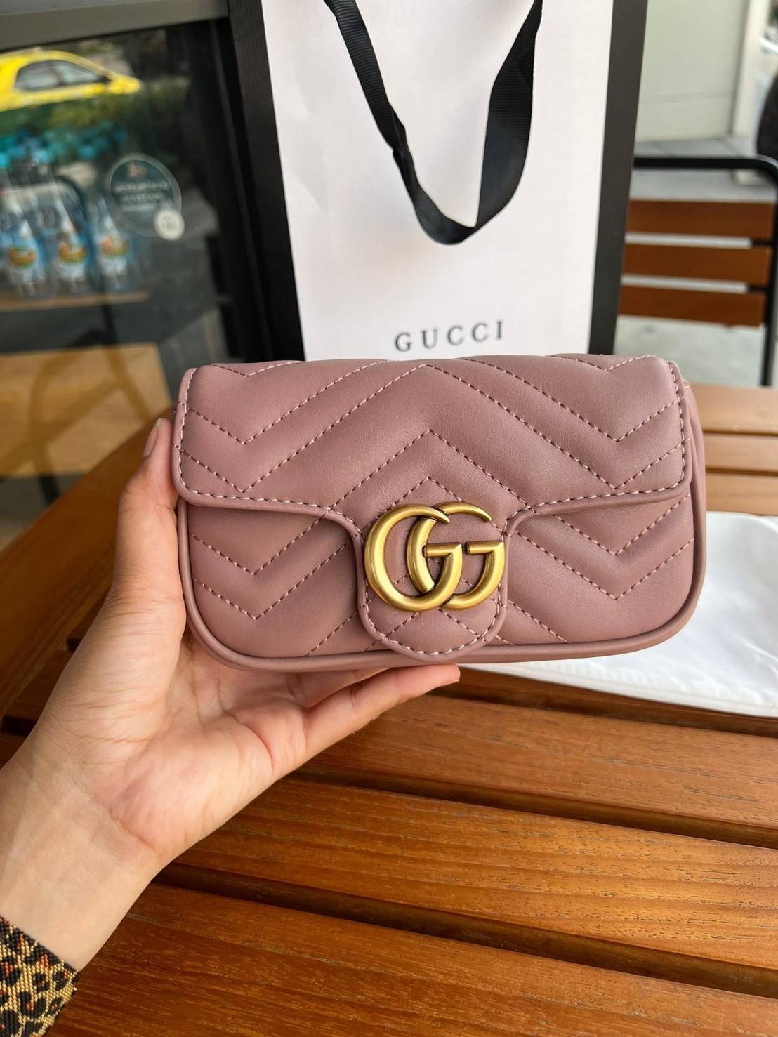 Gucci Marmont Super mini Premiumgift กระเป๋าสะพายข้างใบเล็ก น้องมินิ น่ารั๊กมุ้งมิ้ง วัสดุหนังเชฟรอน สายสะพายแบบโซ่ อะไหล่ทองหรูหรา ด้านหน้าประดับโลโก้แบรนด์หรู ทนทาน แข็งแรง น้ำหนักเบา ใส่ตังค์ใส่โทรศัพท์ Iphone+ ได้ น่ารักมุ้งมิ้ง ไม่ควรพลาดเลยค่า