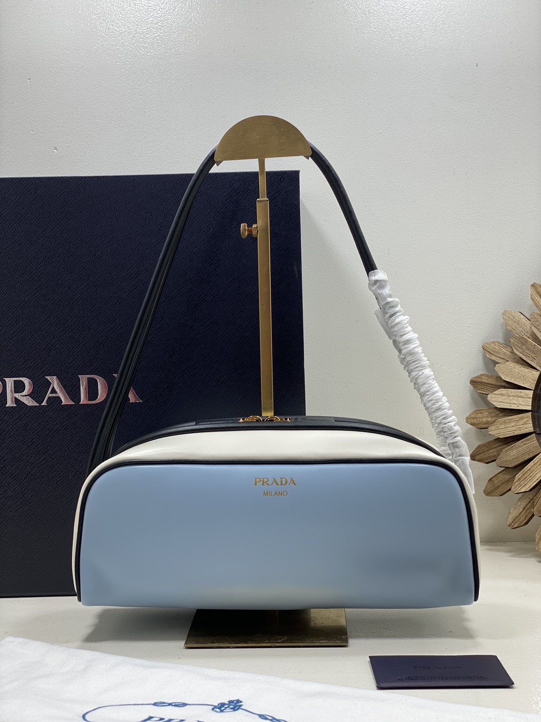 TOP ORI หนังแท้ | Prada Swing smooth leather shoulder bag / Prada Hobo Bag กระเป๋าสะพายสไตน์สปอร์ตเรียบหรูดีไซน์ใหม่เรียบง่าย หนังแท้เรียบสวยสัมผัสนุ่มละมุน โทนสีทูโทนแต่งแต้มสีสันให้โดดเด่น