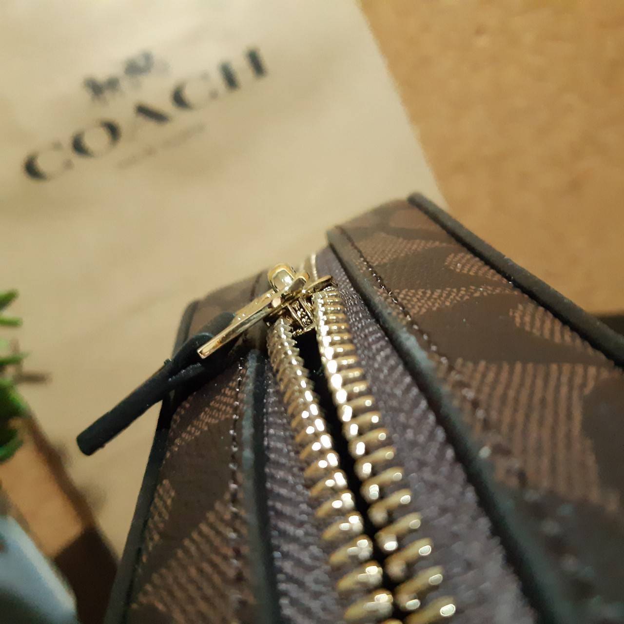 COACH 91677 MINI CAMERA BAG IN SIGNATURE CANVAS ขายดีที่สุด!! กระเป๋าสะพายข้างไซส์มินิ คลาสสิคอยู่ทรง อะไหล่ทองตัดดูหรู วัสดุหนังแคนวาสเคลือบลาย เปิด-ปิดด้วยซิป สายสะพายปรับได้ตามตัว ใบนี้แมทช์ได้ทุกลุค ใช้เป็น everyday bag ได้สบายๆเลยจ้า