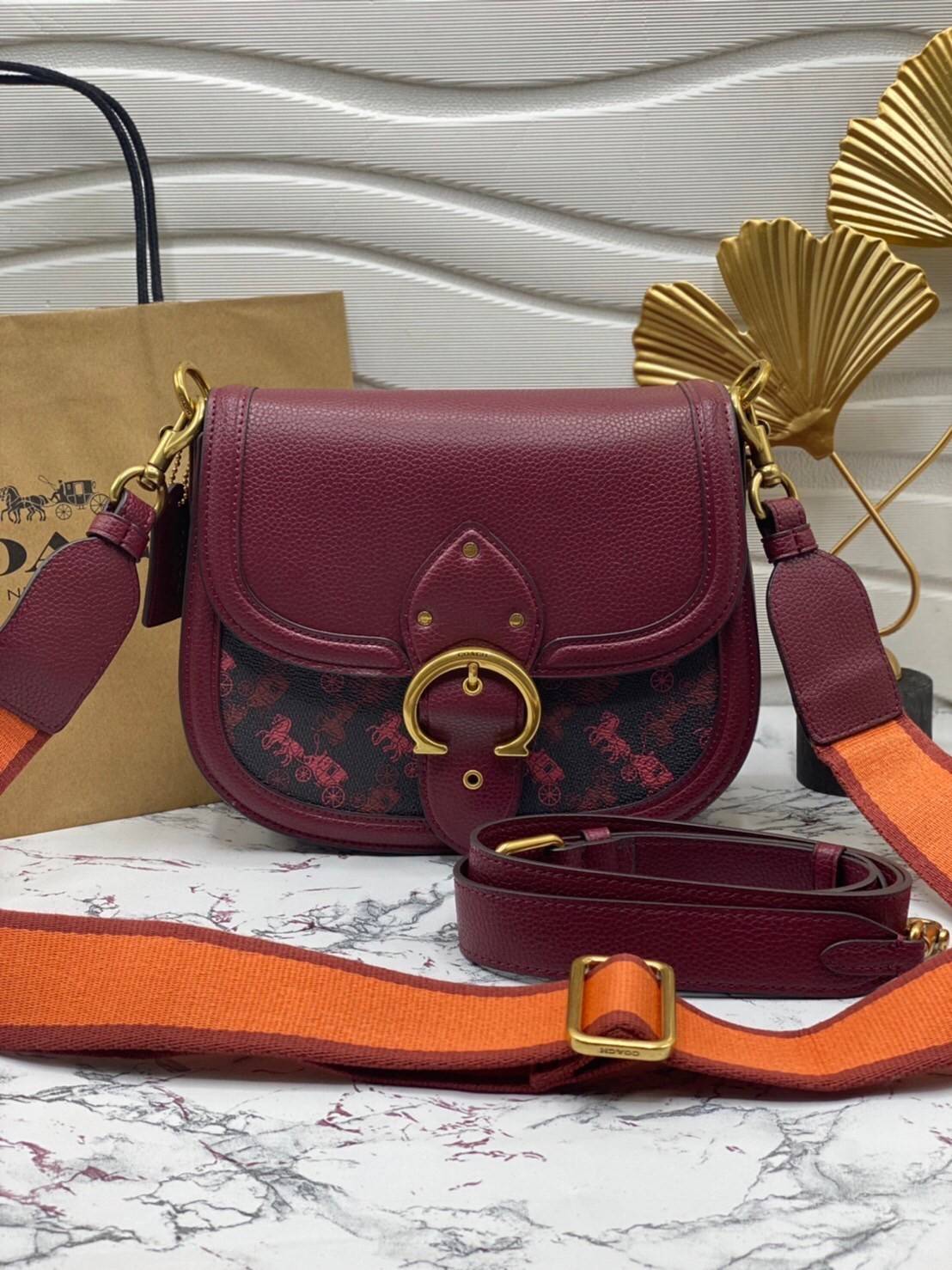 COACH BEAT SADDLE BAG WITH HORSE AND CARRIAGE C0747 ฮอตไฟลุก! สีหายาก ละมุนคุณหนู คอลเลคชั่นใหม่ ดีไซน์หรูหรา พิเศษมากๆมาพร้อมสายสะพาย 2 เส้น ใช้คู่กันหรือแยกสะพายก็สวยครบสูตร กระเป๋าสะพายทรง saddle คลาสสิค เปิด-ปิดด้วยกระดุมแน่นหนา ภายในเป็นช่องโล่ง ใส่ข