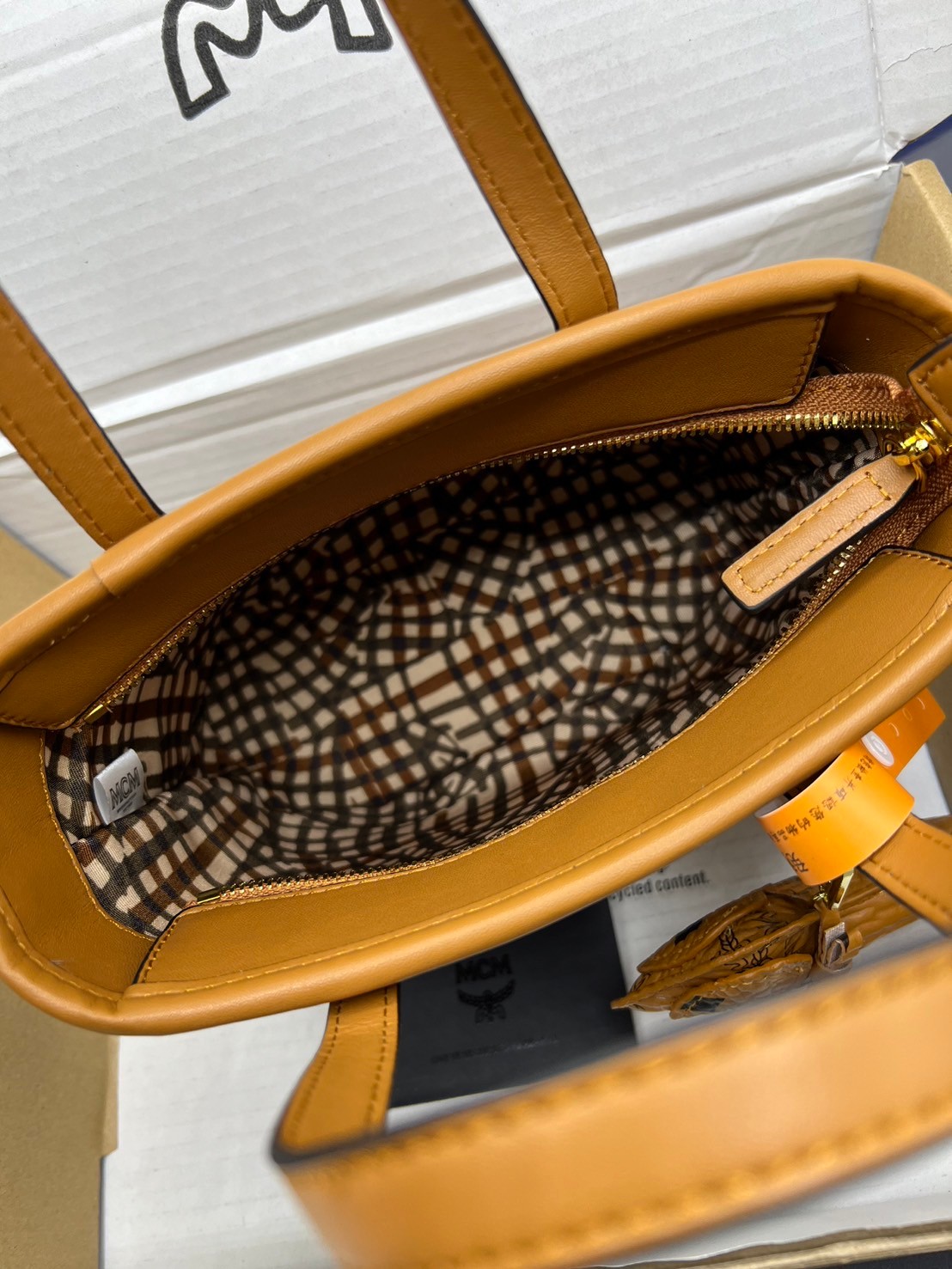 M.C.M Mini Anya Top Zip Shopper in Visetos กระเป๋าทรงโท้ท พร้อมพวงกุญแจน้องหมาห้อย พิมพ์ลายสวยงาม เกรดท็อปออริ 1:1 สลับแท้