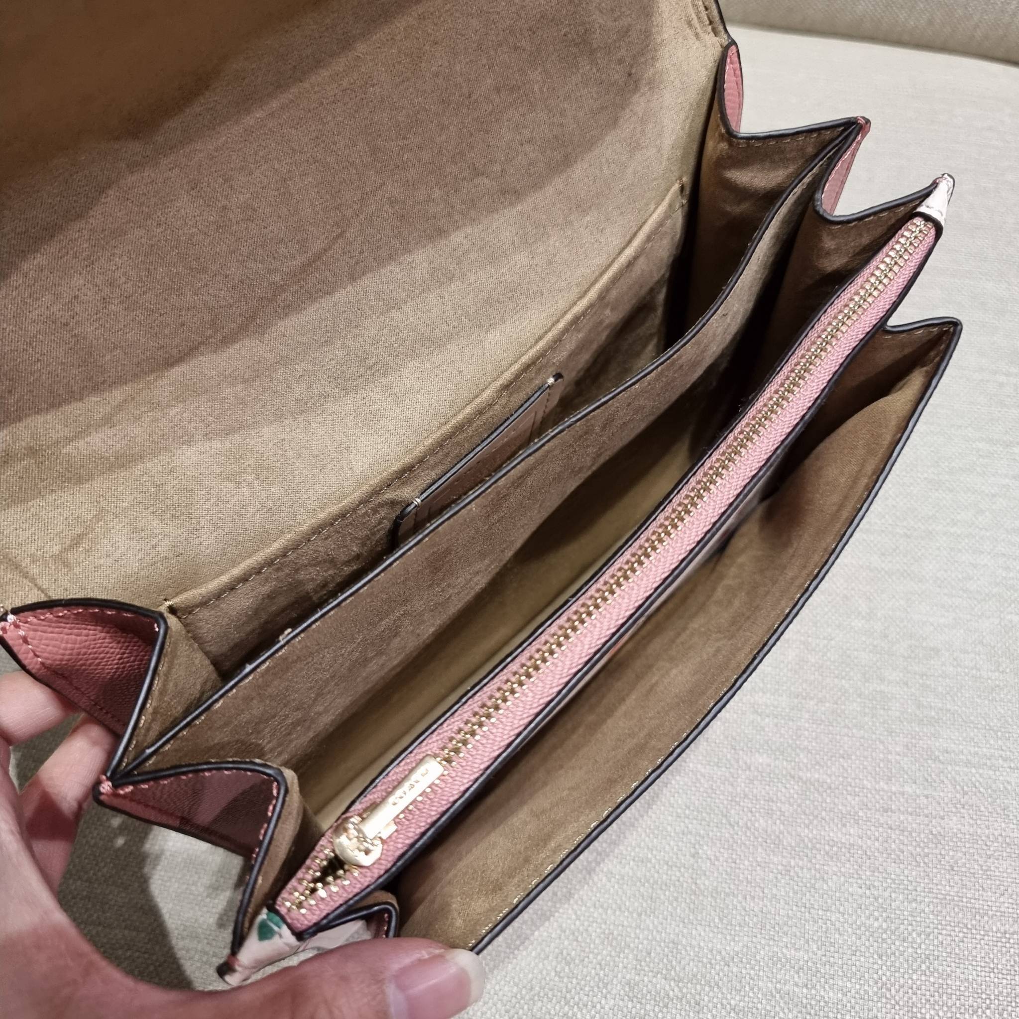 COACH C7596 KLARE CROSSBODY WITH HEART PETAL PRINT หนึ่งคอลเลคชั่นที่ฮิตไม่หยุดยั้ง!! ขายดิบขายดีทุกดีไซน์ รอบนี้มาตอบโจทย์สายหวาน ใหม่ล่าสุด น้องน่ารักม้ากกกก!! กับกระเป๋าสะพายข้าง โทนสีละมุนลูกคุณ!! คือดี!! เพิ่มลูกเล่นช่อดอกไม้หัวใจ ให้มีสีสัน สายสะพาย