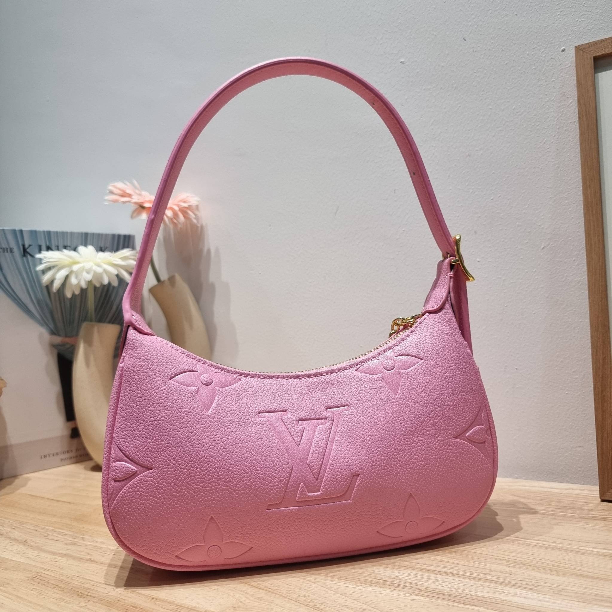 LV Mini Moon Monogram Empreinte Leather ใหม่ล่าสุด สวยสับ สวยตัวแม่ ไอเท็มเก๋ๆ ใบเดียวก็เลิศ กับกระเป๋าสะพายทรงพอช ขนาดกำลังน่ารัก พกพาง่าย รูดใช้งานสะดวกด้วยซิป ภายในเป็นช่องโล่ง มีช่องซิป ส่วนสายสะพายปรับสั้นยาวได้ตามเหมาะสม ดูดี ดูแพงทุกสี