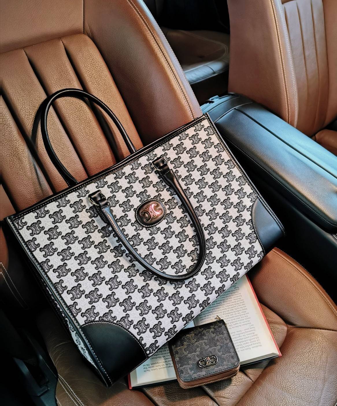 CELINE LARGE TOTE BAG VIP GIFT WITH PURCHASE (GWP) กระเป๋าพรีเมี่ยมกิ๊ฟ Limited จาก CELINE HAUTE PARFUME DUTYFREE COUNTER วัสดุ CANVAS ทรงเหลี่ยมดีไซน์ Casual สวยคลาสสิคสไตล์สาว Lisa ใบใหญ่ใส่สัมภาระได้เยอะจุใจภายในโล่งกว้าง ใส่เอกสาร A4 หนังสือ กระเป๋าสต