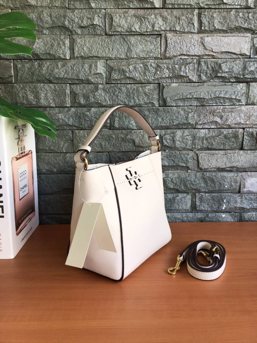 คอลเลคชั่นขายดี มากี่รอบๆ ก็หมดไวทุกรอบ!! TORY BURCH MCGRAW MINI BUCKET BAG กระเป๋าสะพาย และ ถือ คล้องแขน ทรงถัง สะพายได้ 2 ทรง ผลิตจากหนังแท้ หนังลูกวัว หนังนุ่ม หนังหอม น้ำหนักเบามากกก!! หนังลื่น นิ่มสวยมากๆ!! ด้านหน้าประดับโลโก้แบรนด์ ภายในโล่งกว้าง มี