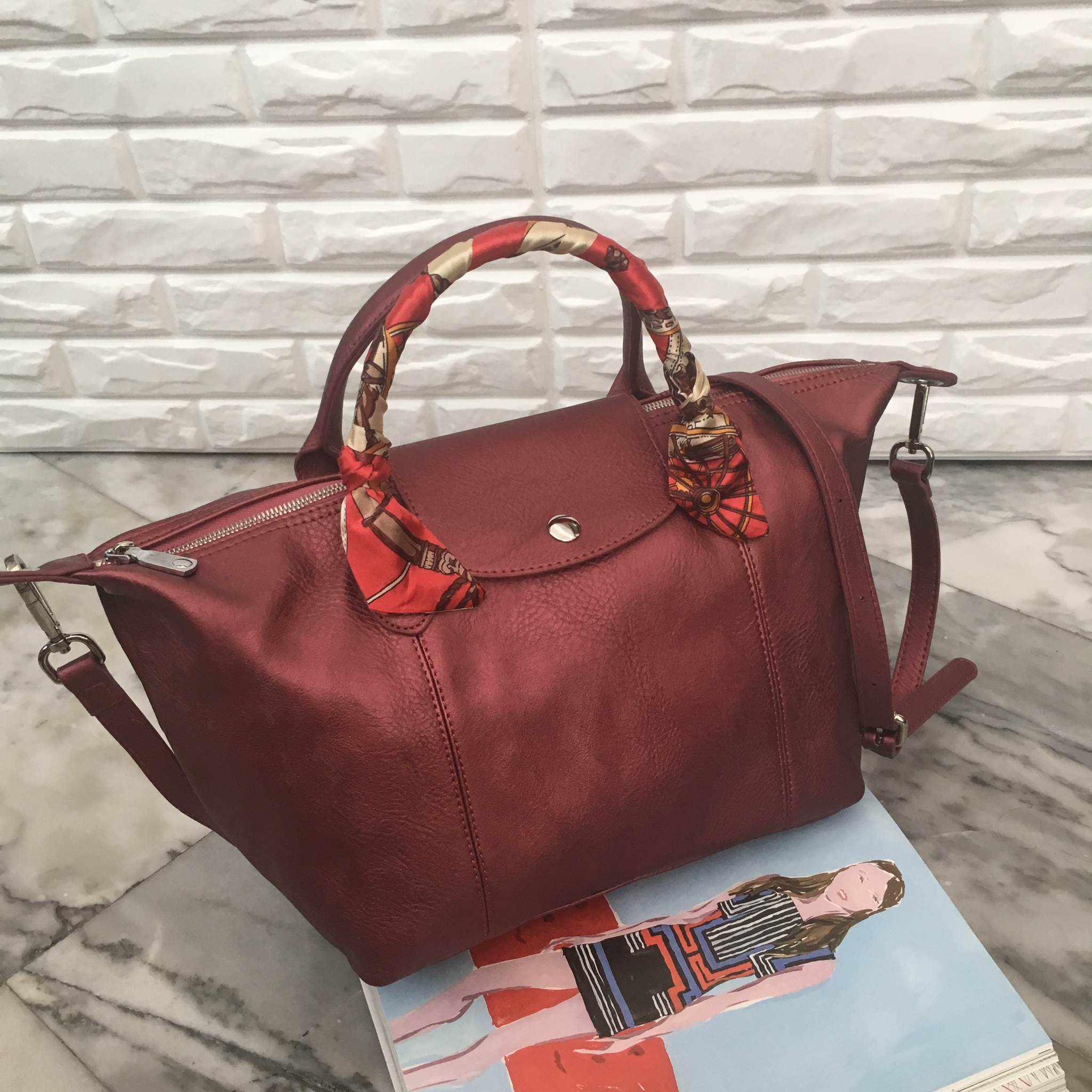 สีมาใหม่ค่า 🐼New arrival! KEEP ทรง longchamp รุ่น Duo Sister - สีแดงผสม กลิ้ตเตอร์ สวยมากคะ ตัวกระเป๋าหนังแกะสังเคราะห์ ลายหนังสวยมากๆคะ นิ่ม สุดๆ รุ่นนี้ จะมี 2 ขนาด คือ mini และ basic ไซด์ ทรงนี้ เป็นทรงที่ใช้งานง่าย ใช้ได้ทุกโอกาสจริงๆคะ ตัวกระ
