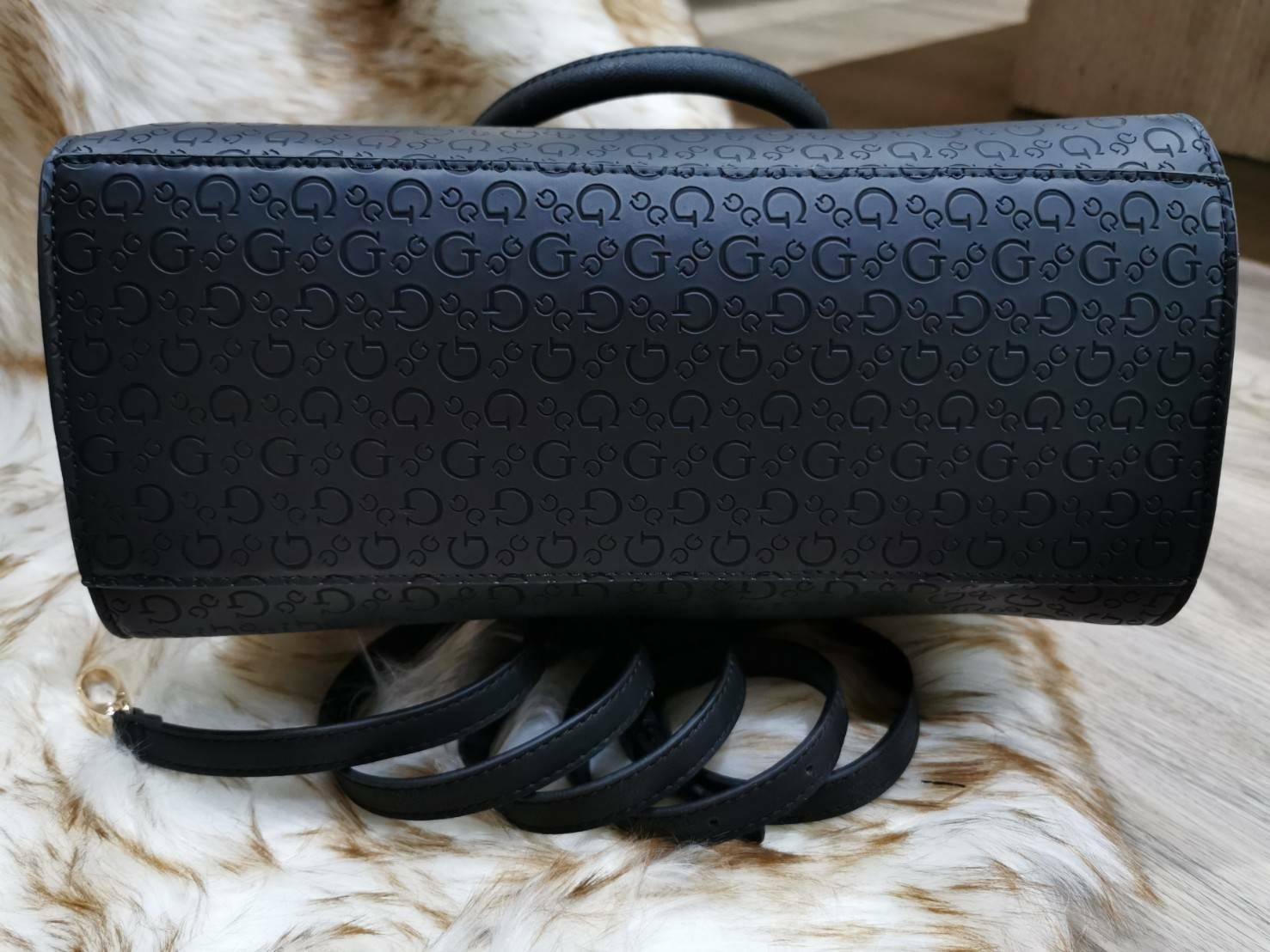 GUESS SINGNATURE SHOPPER BAG กระเป๋าถือหรือสะพายรุ่นล่าสุดจาก GUESS FACTORY หนังสวยอยู่ทรงปั้มลาย Singnature Brand รอบใบ ด้านหน้าประดับโลโก้แบรนด์ หูหิ้วเเข็งเเรงพับลงได้ เปิดปิดด้วยซิปสะดวกใช้ ขนาดกำลังดี ภายในมีช่องซิปและช่องใส่ของ กว้างและจุ น้ำหนักเบา