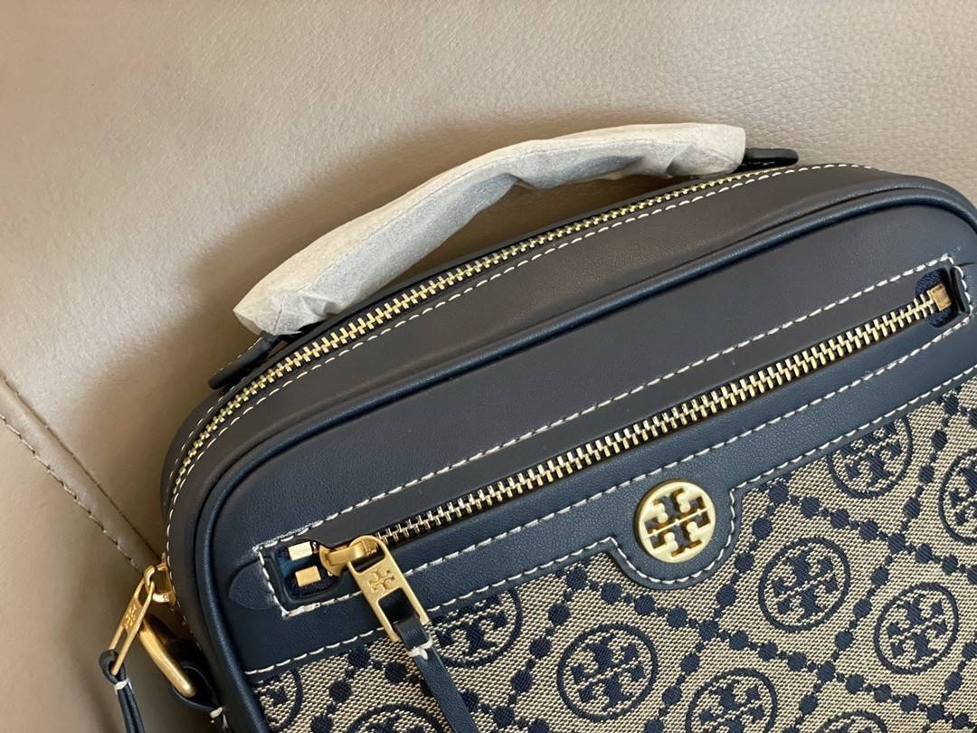 TORY BURCH T MONOGRAM JACQUARD CAMERA BAG การออกแบบที่เรียบง่าย แต่ยังคงความหรูหราเอาไว้ โดดเด่นด้วยลวดลาย T Monogram