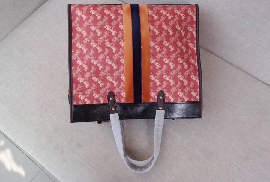 OUTLET 】Coach Field Tote With Horse And Carriage Print พร้อมส่งที่ไทย