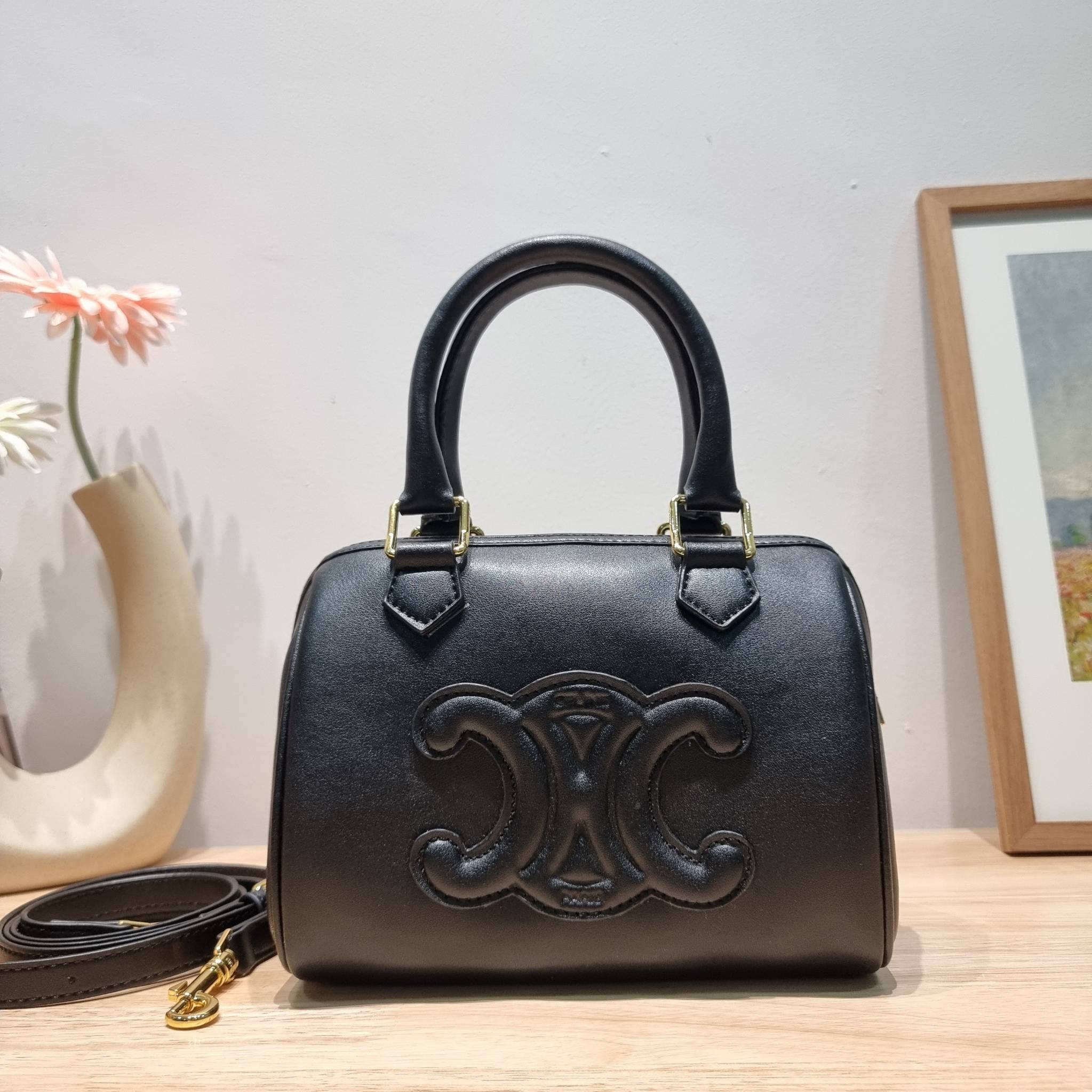CELINE SMALL BOSTON CUIR TRIOMPHE IN SMOOTH LEATHER ฮิตมากกับสุดยอดความคลาสสิค ในรูปทรงสวย กับกระเป๋าสะพายทรงหมอน กะทัดรัด ขนาดกำลังดี ใช้งานสะดวก วัสดุหนังผิวเรียบ สวยคม