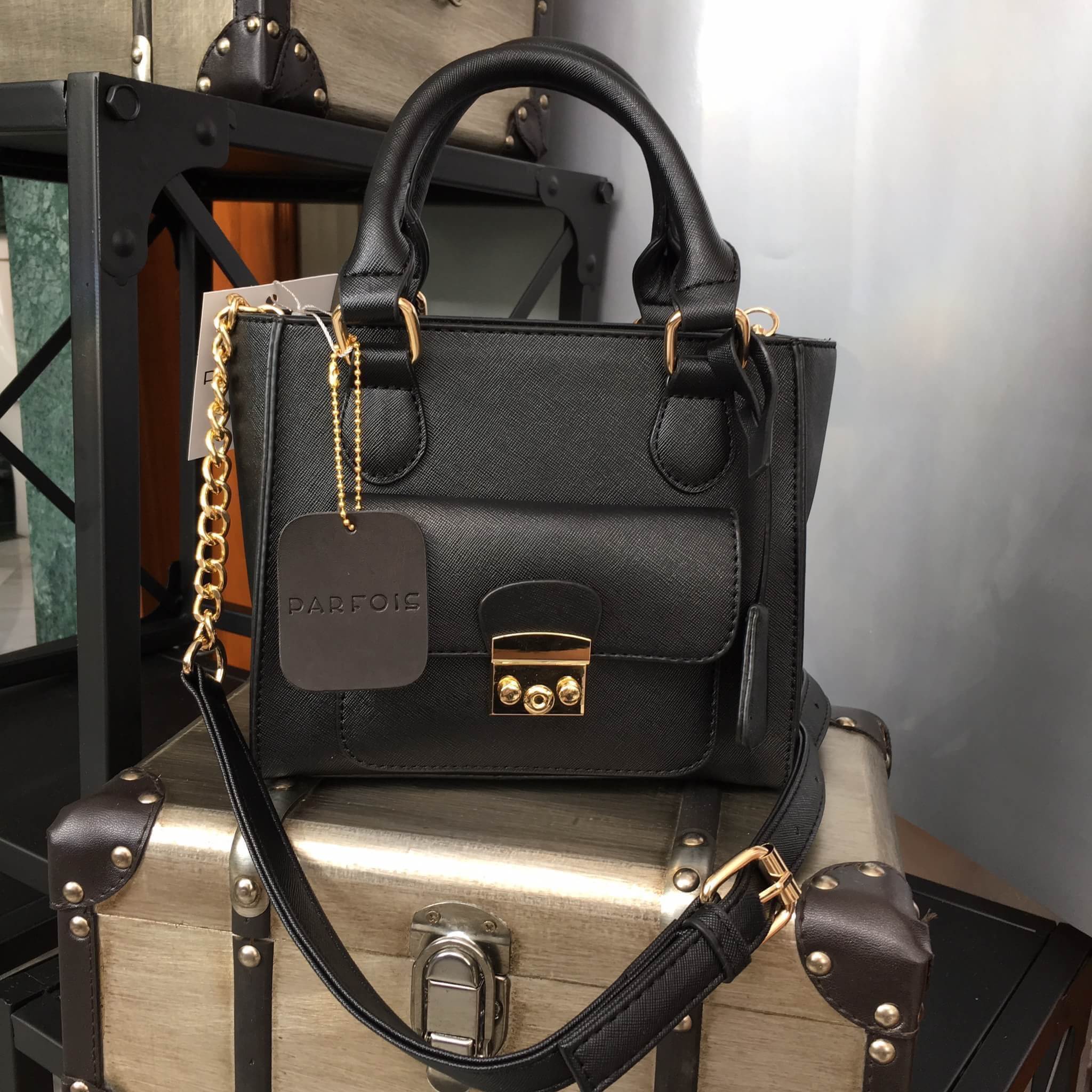 ทรงขายดี มาใหม่สวยหรูมากคะ 👑 สีใหม่ classic black กระเป๋าถือ / สะพายจาก แบรนด์ Parfois หนังsaffiano อย่างดี ขนาด มินิ กำลังดี มีช่องใส่ของจุกจิกด้านใน สีสวยคะ เข้ากับชุดได้ง่ายมากๆ ใบนี้แนะนำเลย #สวยมาก #ห้ามพลาดเลยคะ