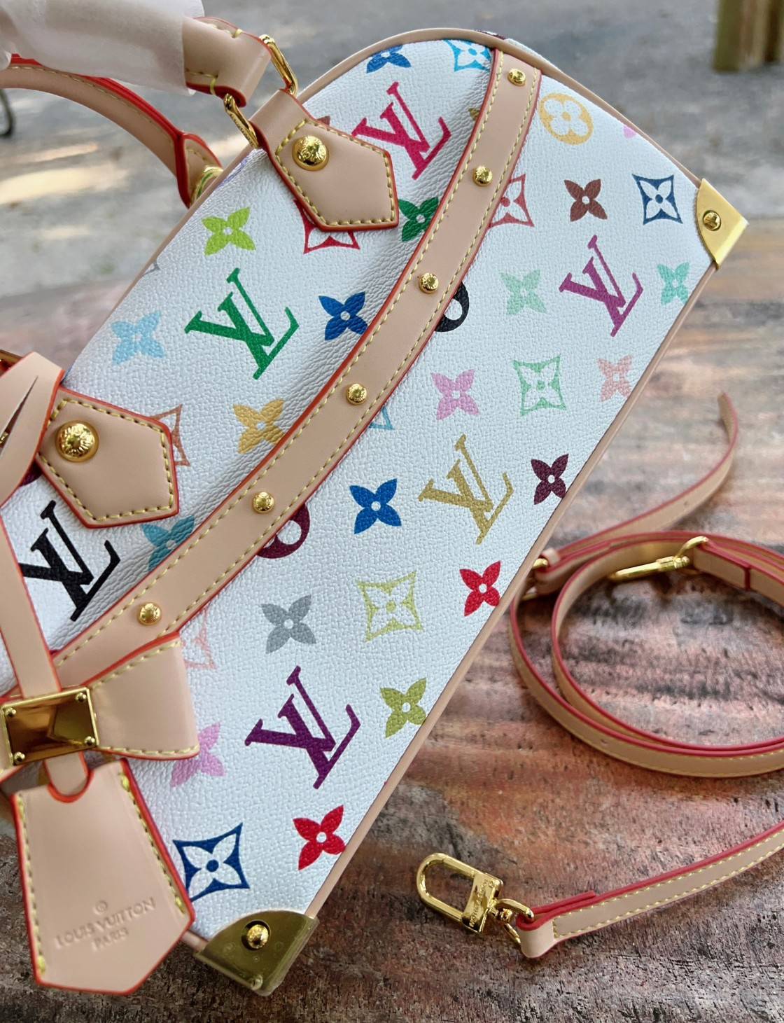 ORI หนังแท้ | LV x TM Handbag East West Murakami ซีซั่นนี้จะเป็นรุ่นไหนไปไม่ได้นอกจากรุ่นใหม่ล่าสุด พิมพ์ลายโมโนแกรมทั้งใบทรงล้ำสมัย หนังแท้นิ่มอย่างดี ประดับด้วยหมุดโลหะสีทองสุดหรูค่ะ