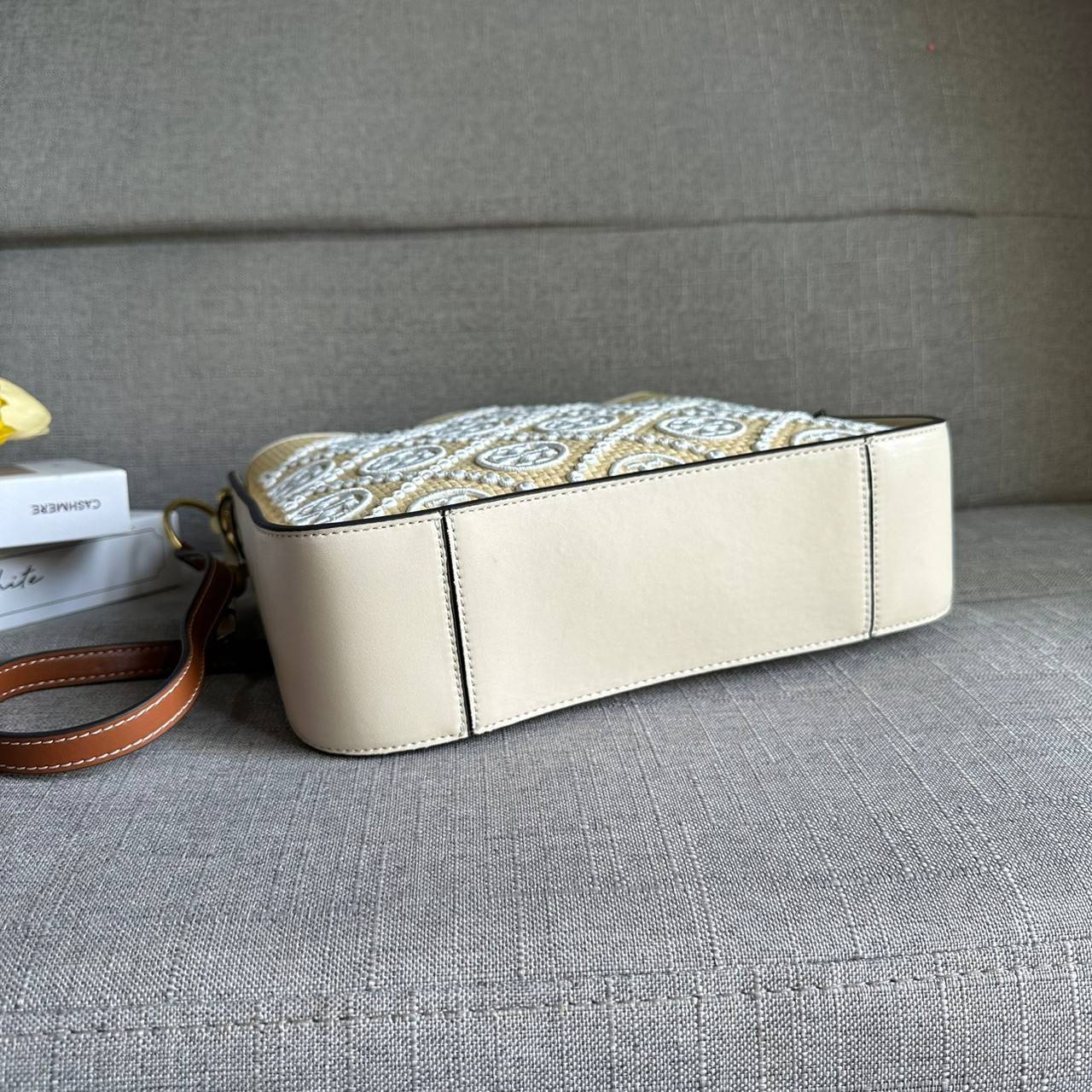 TORY BURCH T Monogram Straw Bell Bag กระเป๋าสะพายข้างรุ่นคลาสสิกที่ได้แรงบันดาลใจจากการควิลท์แบบดั้งเดิมของเพนซิลเวเนีย คอลเลกชันบ่งบอกถึงความมีสไตล์เหนือกาลเวลา รูปทรงเรียวโดดเด่น ปักทอลายแบรนด์อย่างสวยงาม เปิด ปิดด้วยเชือกรูด ด้านในช่องโล่งกว้าง ซับในผ้