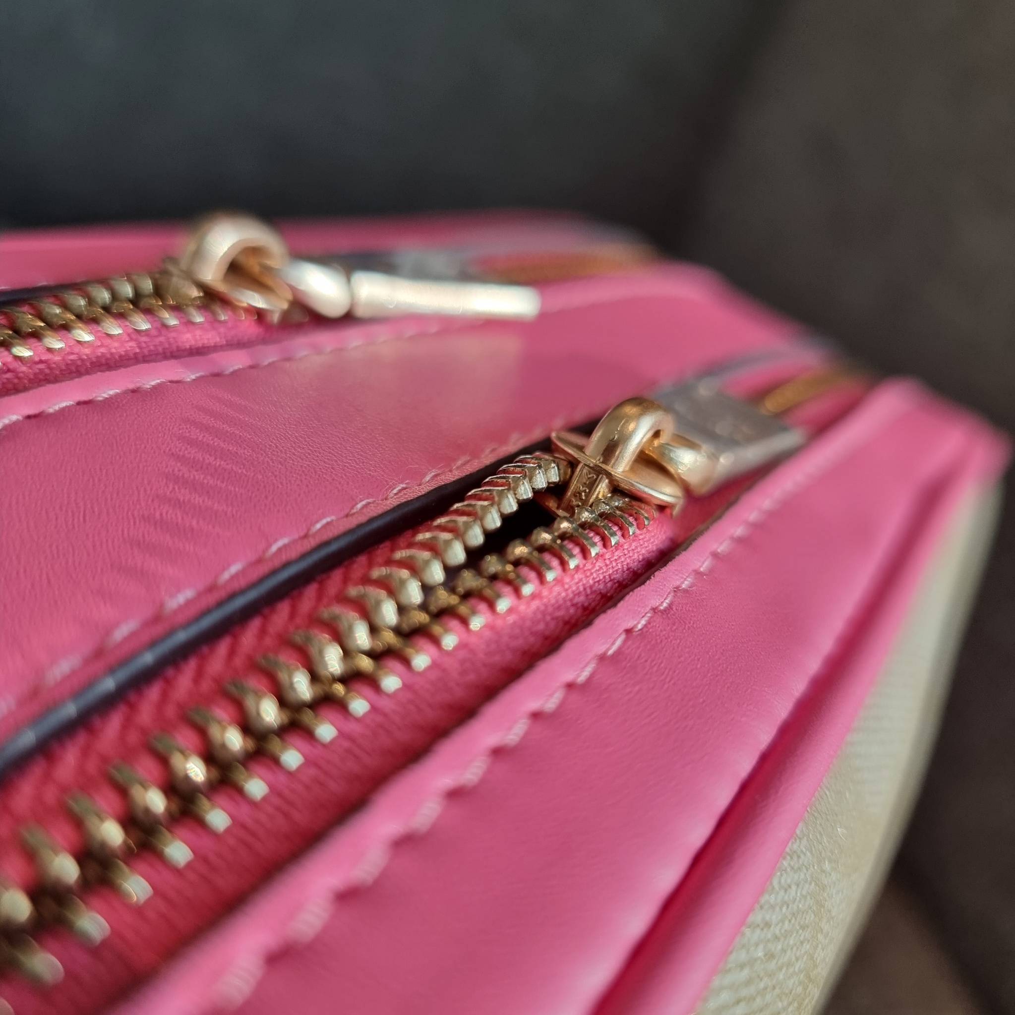 OUTLET 】COACH F68168 JES CROSSBODY IN SIGNATURE CANVAS รุ่นยอดฮิต!! กระเป๋าสะพายข้าง รุ่น 2 ซิป ใบใหญ่จุใจ สีคลาสสิคขายดี!! วัสดุหนังแคนวาสเคลือบลาย เปิด-ปิดด้วยซิป 2 ช่องหลัก ใช้งานง่าย ทรงสวยมากๆรุ่นนี้ มาพร้อมสายสะพาย crossbody ปรับได้ตามตัว ภายในใส่ขอ