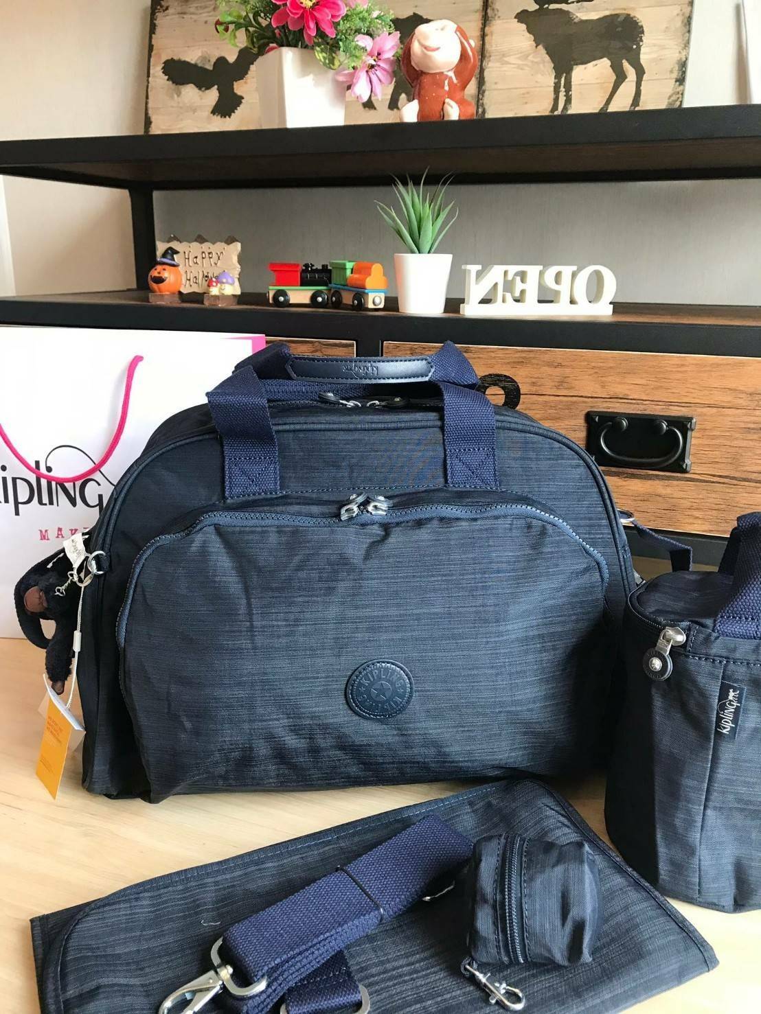 Kipling shoulder bag K13556 CAMAMA CARDINAL กระเป๋าเดินทางขนาดใหญ่ คอลเลคชั่นใหม่จากkipling ใส่เสื้อผ้าได้หลายชุดเลยทีเดียว ด้านข้างมีที่คล้องสำหรับคล้องหมวกหรืออื่นๆและในเซ็ทยังมีใบเล็กใส่เหรียญ1+ใบพ่วงเก็บอุณหภูมิ1+แผ่นรองเอนกประสงค์ และสายสะพายถอดออกได