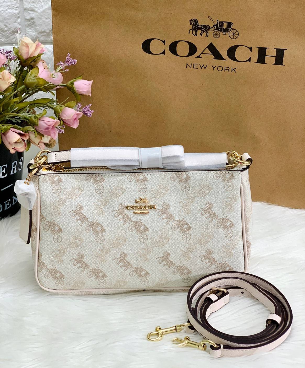 COACH POUCH HORSE AND CARRIAGE PRINT ((36674)) รุ่นแนะนำ ได้ไปไม่ผิดหวังแน่นอนค่ะ! กระเป๋าหิ้ว//สะพายไหล่//สะพายข้างได้ วัสดุ pvc นิ่มอย่างดี ลายรถม้าทั้งใบ สวยงามค่ะ เปิดปิดกระเป๋าแบบซิป ภายในสามารถใส่กระเป๋าเงินใบยาวได้;ของจำเป็นได้ครบค่ะ มีช่องเล็กให้ใ