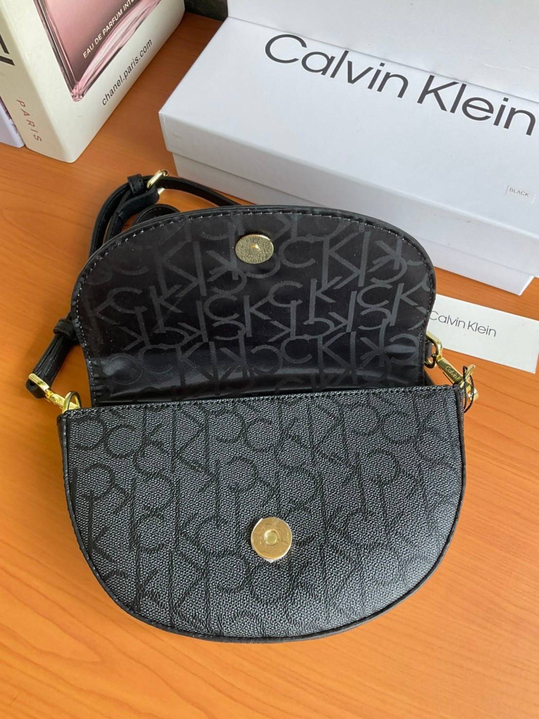 ของแท้ 💯% Calvin Klein Monogram Crossbody Bag กระเป๋าสะพายทรงครอสบอดี้ กระเป๋าคลัทช์ ทรงครึ่งวงกลม ขนาดน่ารัก ลายโมโนแกรมรอบใบ