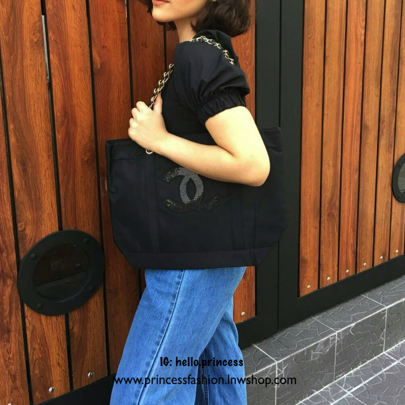 Restock!! พร้อมส่งครบสี ใครๆก็ต้องหลงรัก Chanel Satin Tote With Chain ♡♡ กระเป๋าสะพายทรง Shopping Bag งาน VIP GIFT ของแท้ 100% นำเข้าจาก Chanel Perfume Counter ใบใหญ่วัสดุ SATIN ประดับคริสตัลสีดำโลโก้ CC สุดคลาสสิคหน้าหลัง ซับใน Polyester 10