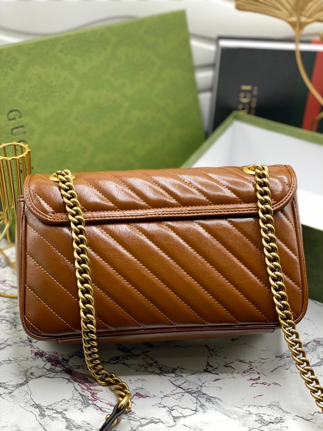 VIP 】GUCCI GG Marmont brown leather shoulder bag 26cm ราคานี้หนังแท้คือคุ้มมากเลยค่าสาวๆ ต้องจัดแล้วน้าา ยกระดับความหรูให้กับตัวเองกันหน่อย ด้วยกระเป๋ารุ่นนี้!! ครอสบอดี้ที่ดีไซน์หรู อัพเลเวล ในราคาที่จับต้องได้ พร้อมเสิร์ฟความสวยตรงถึงบ้านแล้วจ้า